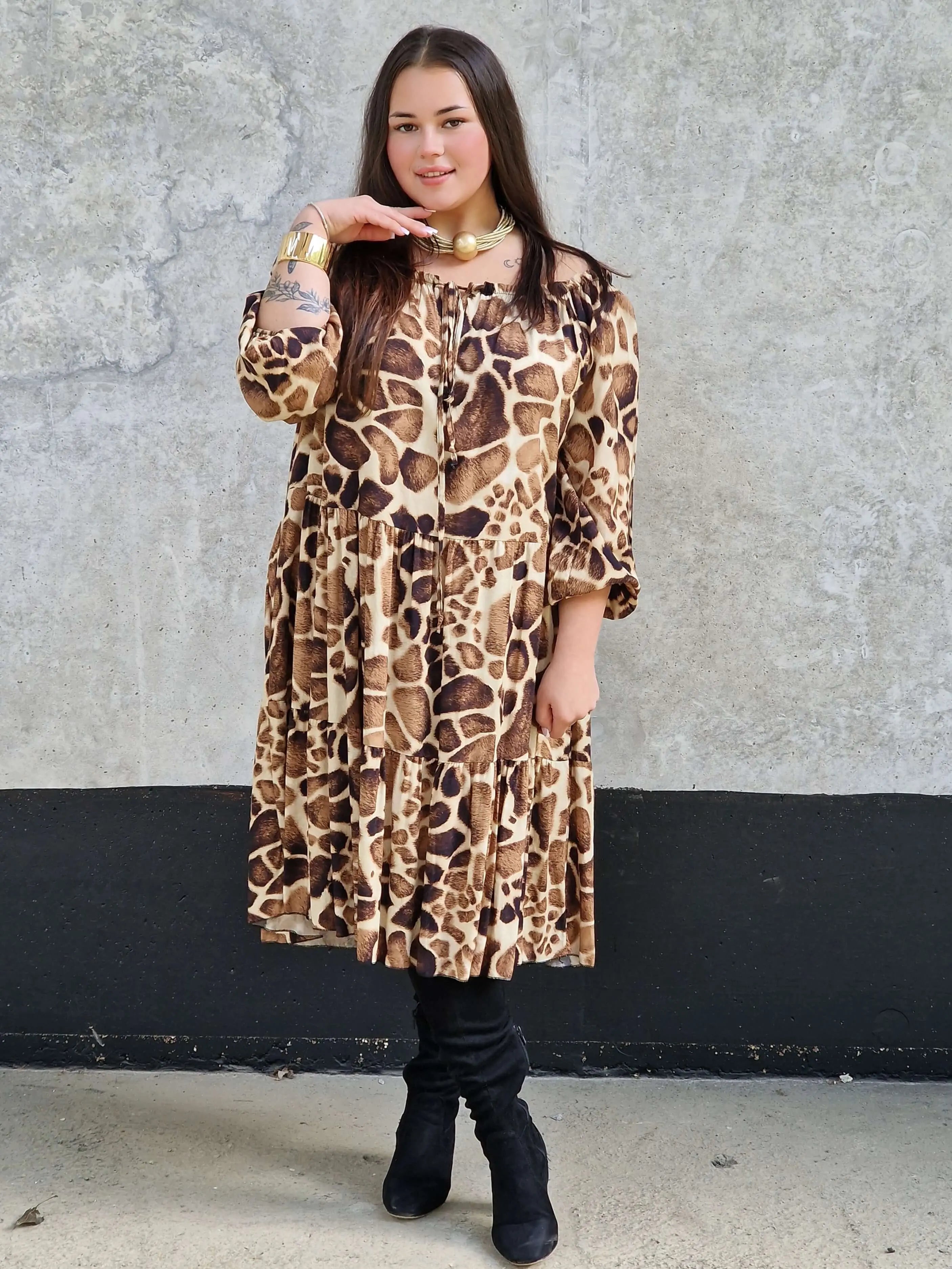 Sukienka plus size w zwierzęcy print – modny look i pełen komfort Stylowa XL