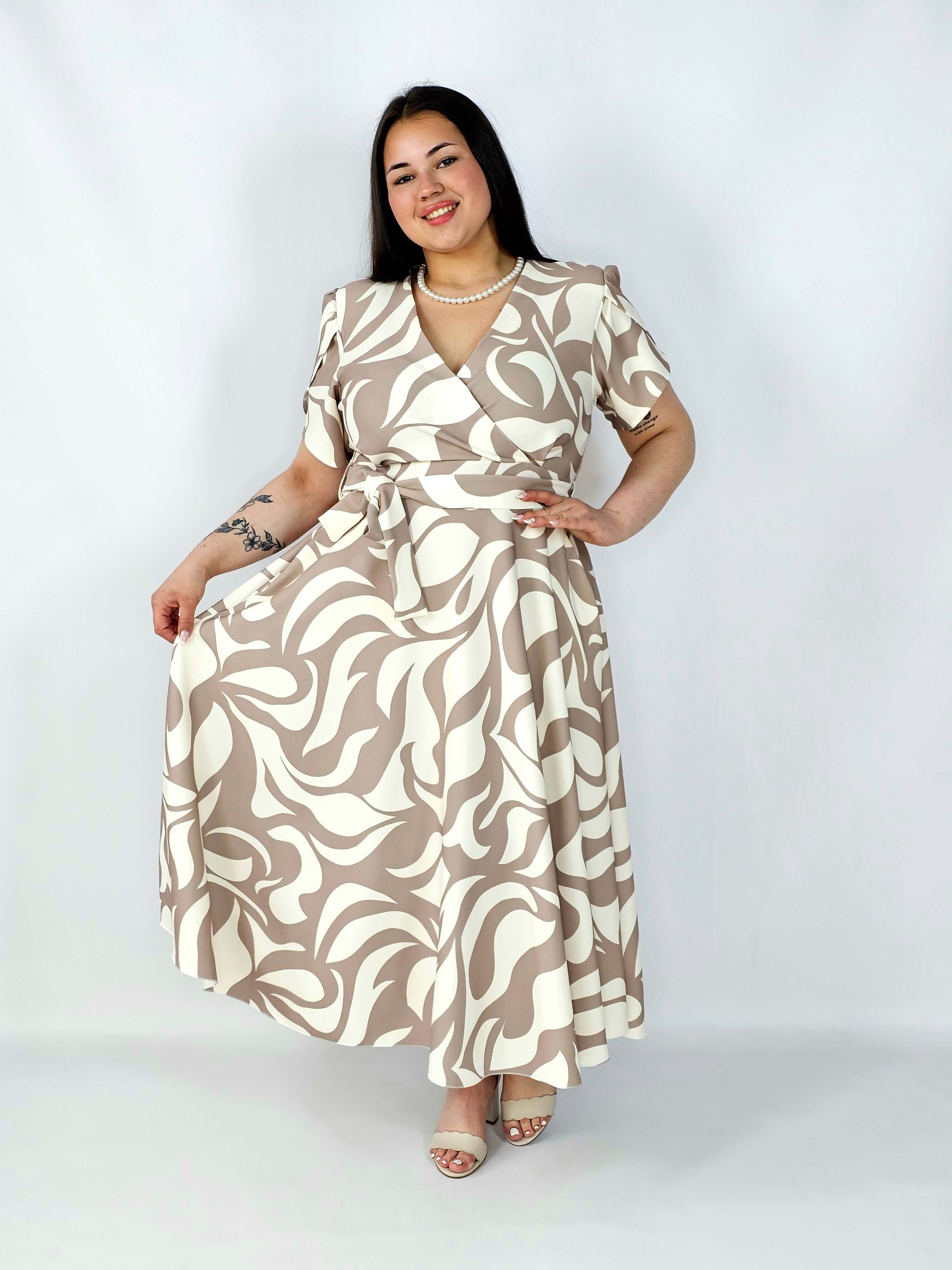 Sukienka plus size wzorzysta z kopertowym dekoltem i paskiem – styl XXL na co dzień i okazje Stylowa XL