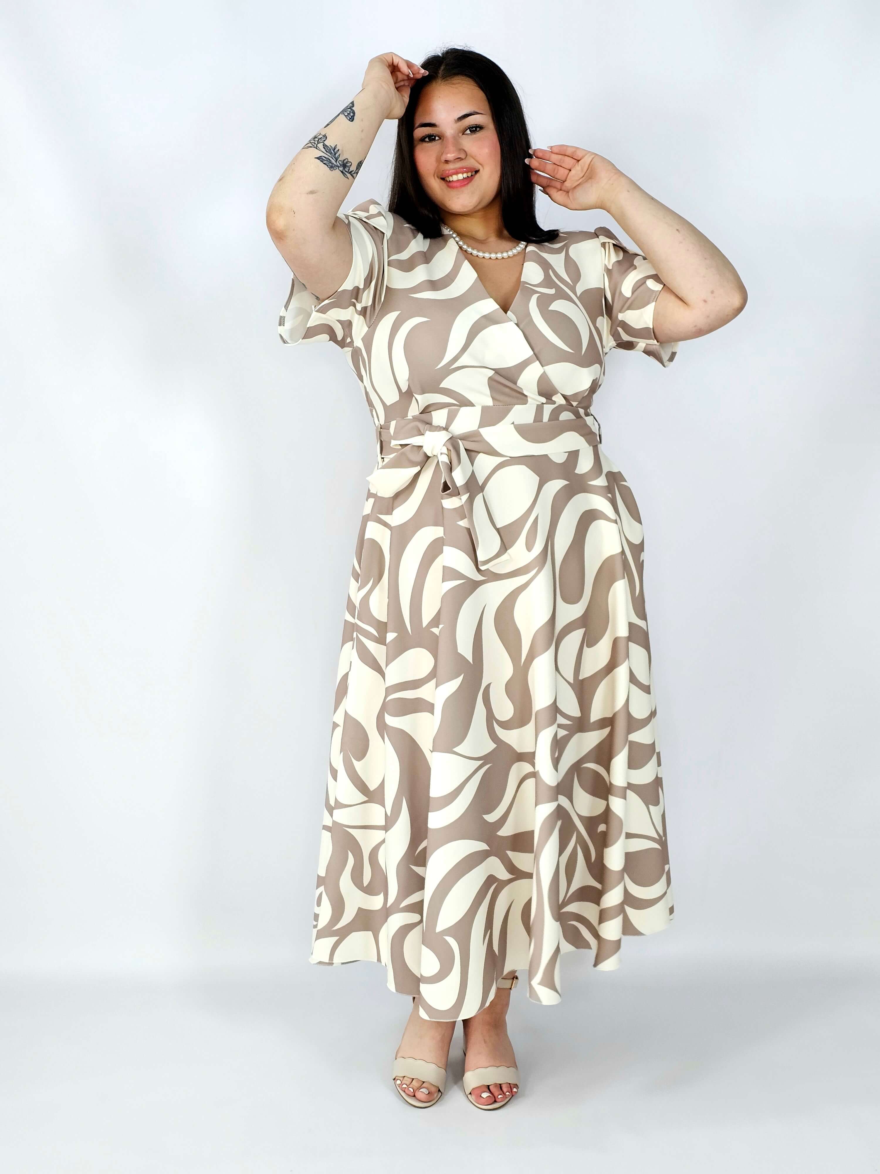 Sukienka plus size wzorzysta z kopertowym dekoltem i paskiem – styl XXL na co dzień i okazje Stylowa XL