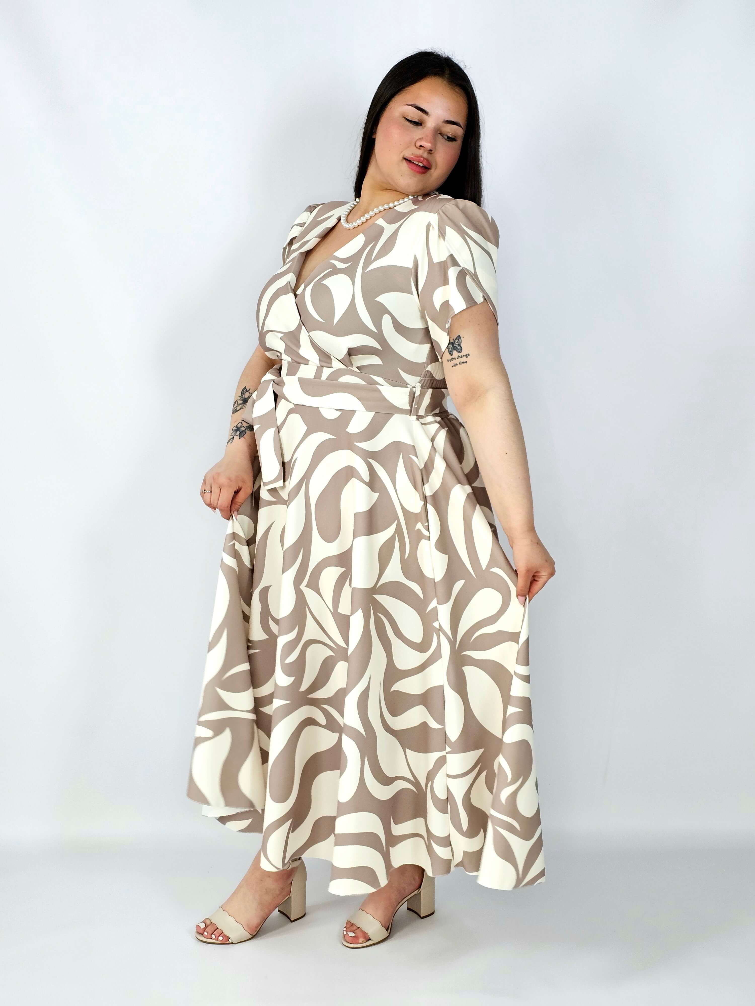 Sukienka plus size wzorzysta z kopertowym dekoltem i paskiem – styl XXL na co dzień i okazje Stylowa XL