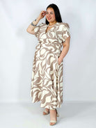 Sukienka plus size wzorzysta z kopertowym dekoltem i paskiem – styl XXL na co dzień i okazje Stylowa XL