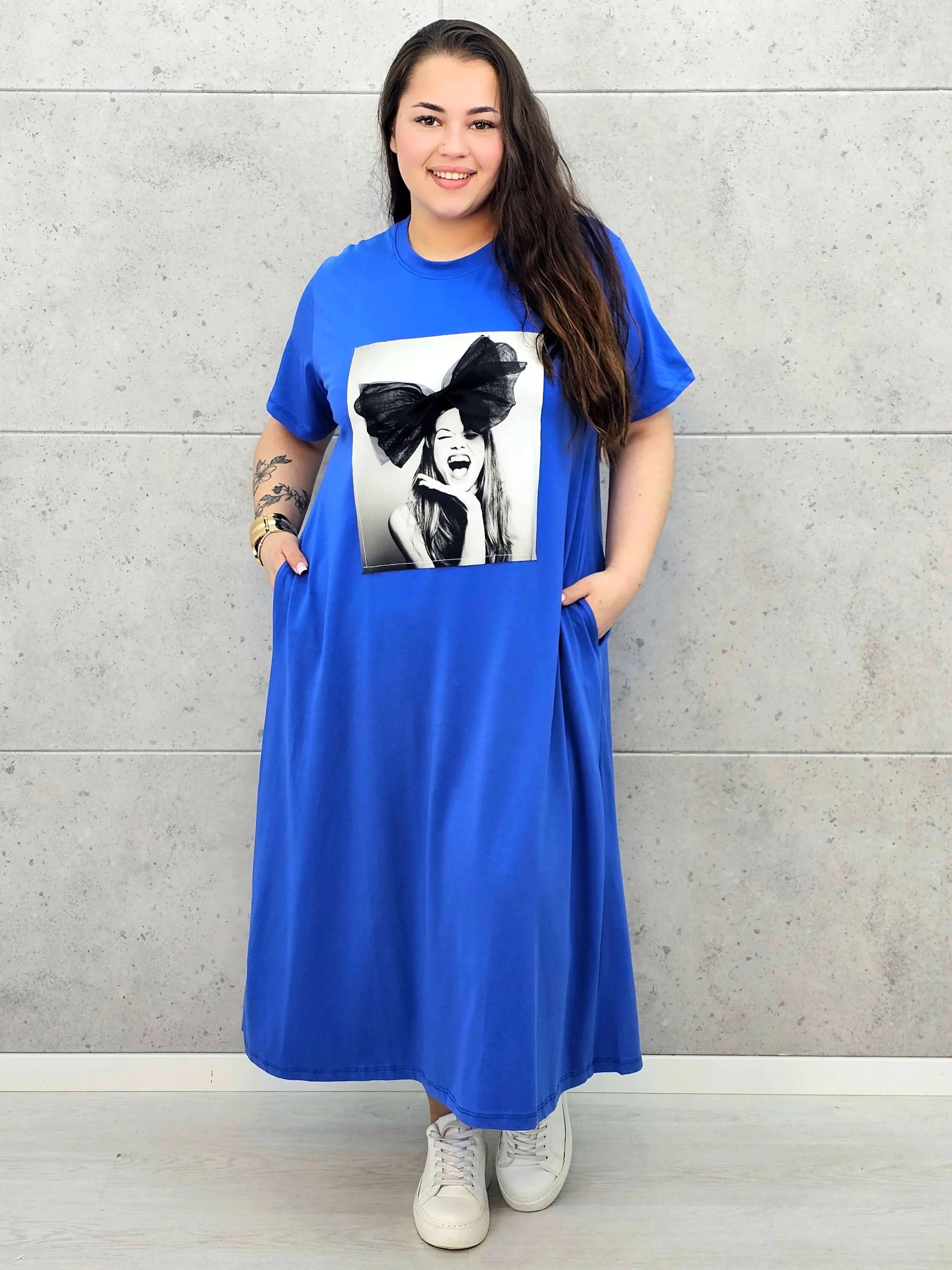 Sukienka plus size z artystycznym nadrukiem – efektowna i wygodna Stylowa XL