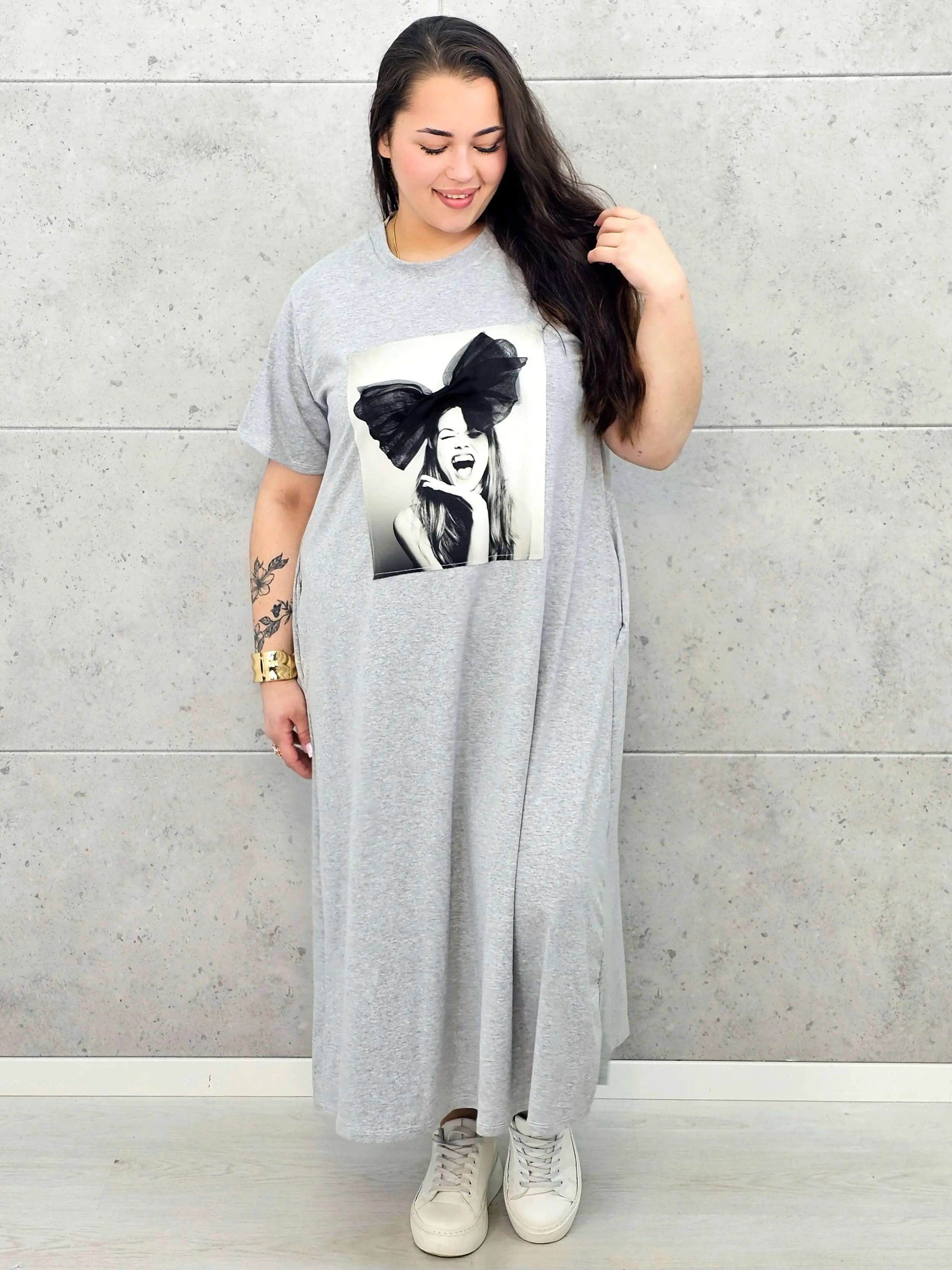 Sukienka plus size z artystycznym nadrukiem – efektowna i wygodna Stylowa XL