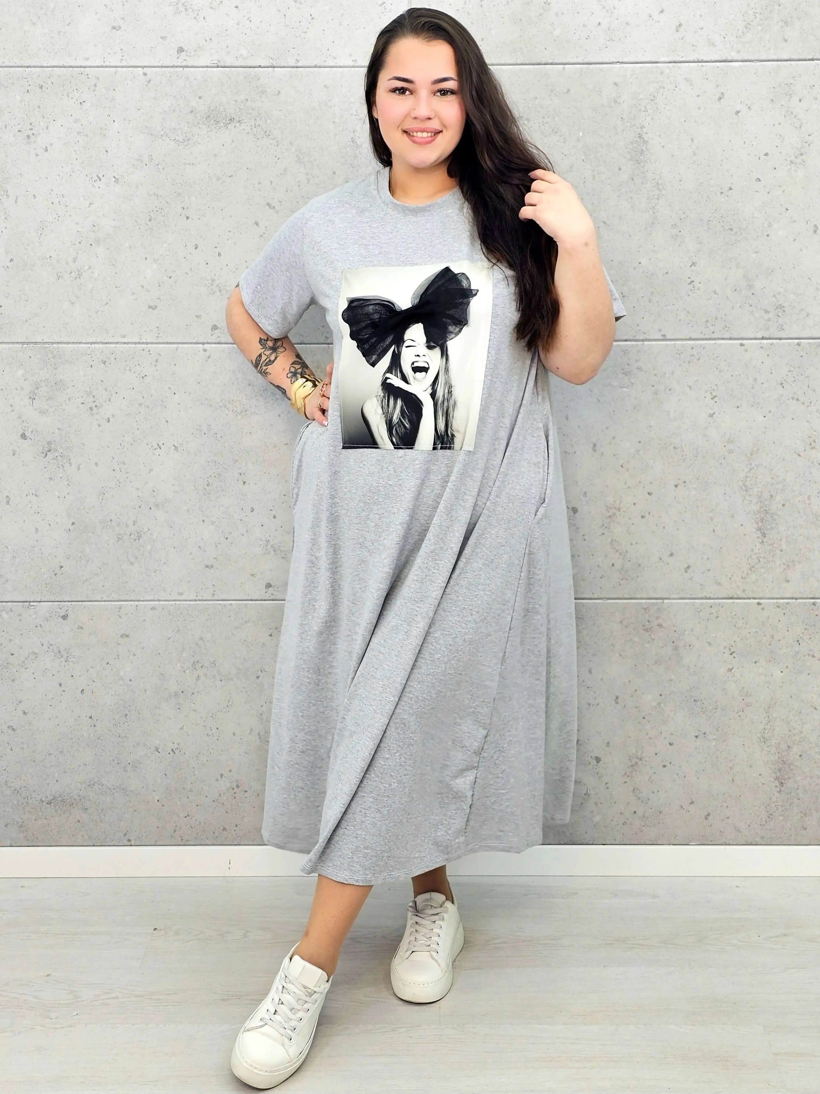 Sukienka plus size z artystycznym nadrukiem – efektowna i wygodna Stylowa XL