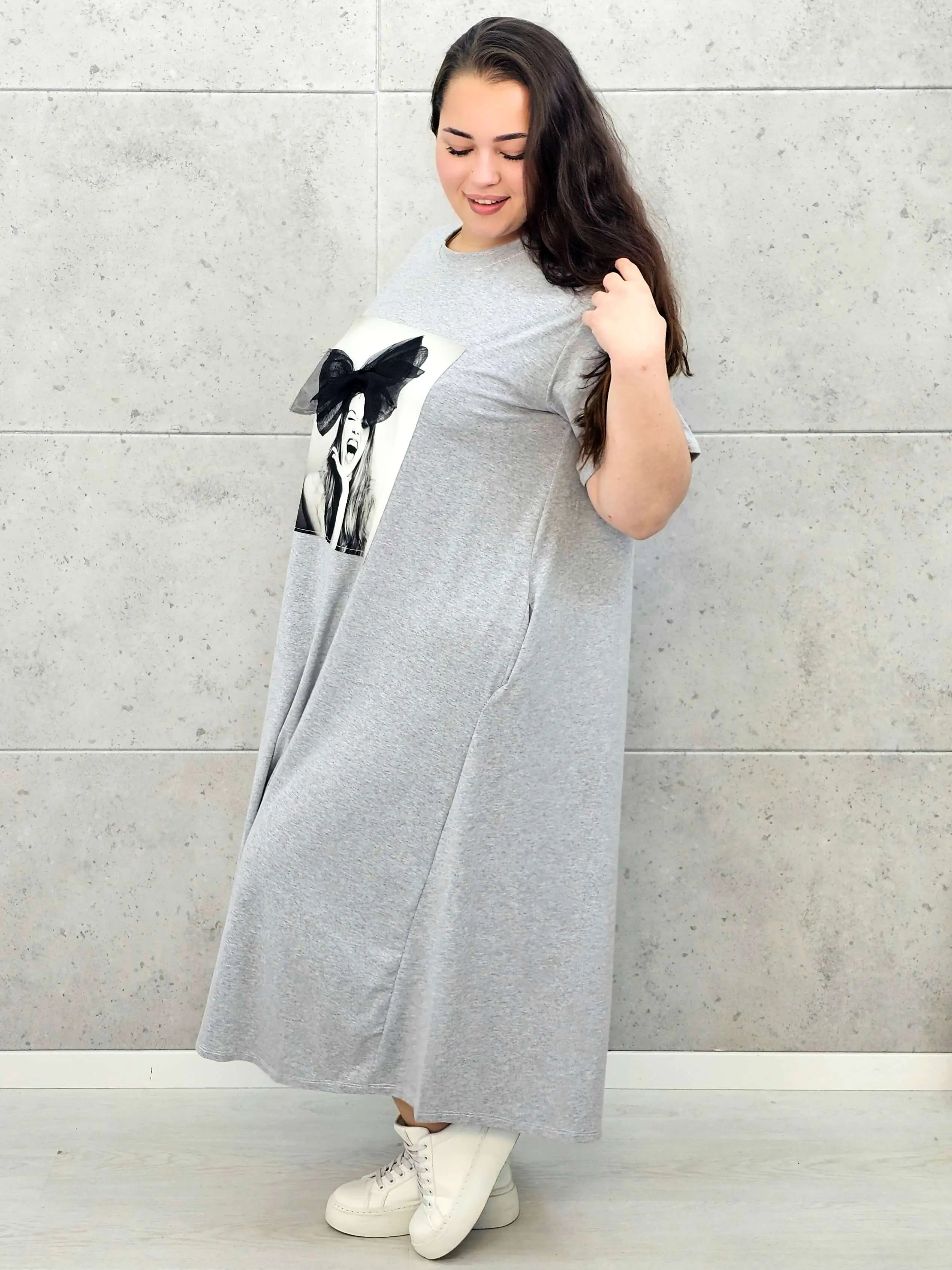 Sukienka plus size z artystycznym nadrukiem – efektowna i wygodna Stylowa XL