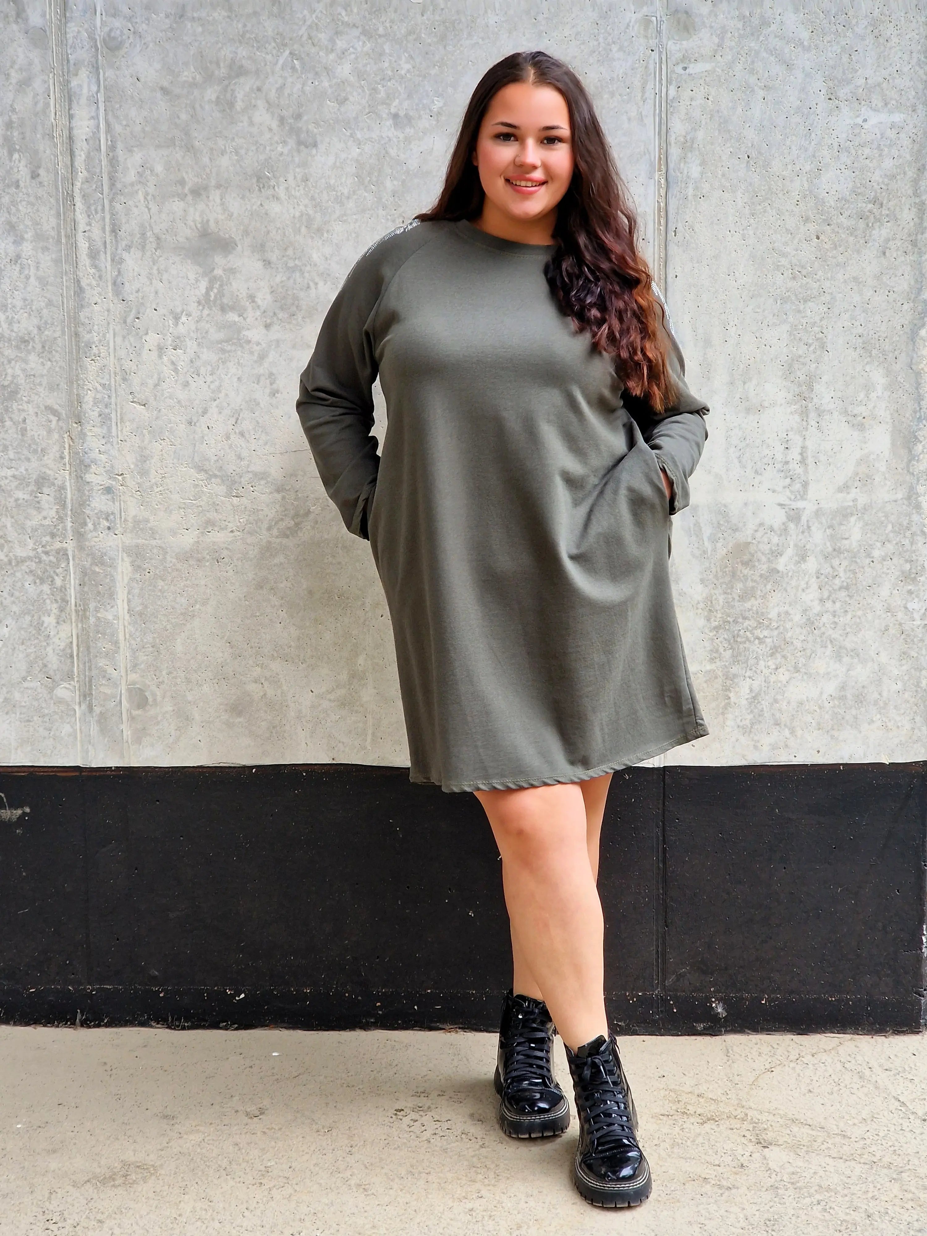 Sukienka plus size z błyszczącymi skrzydłami – modny casualowy styl Stylowa XL