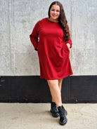 Sukienka plus size z błyszczącymi skrzydłami – modny casualowy styl Stylowa XL