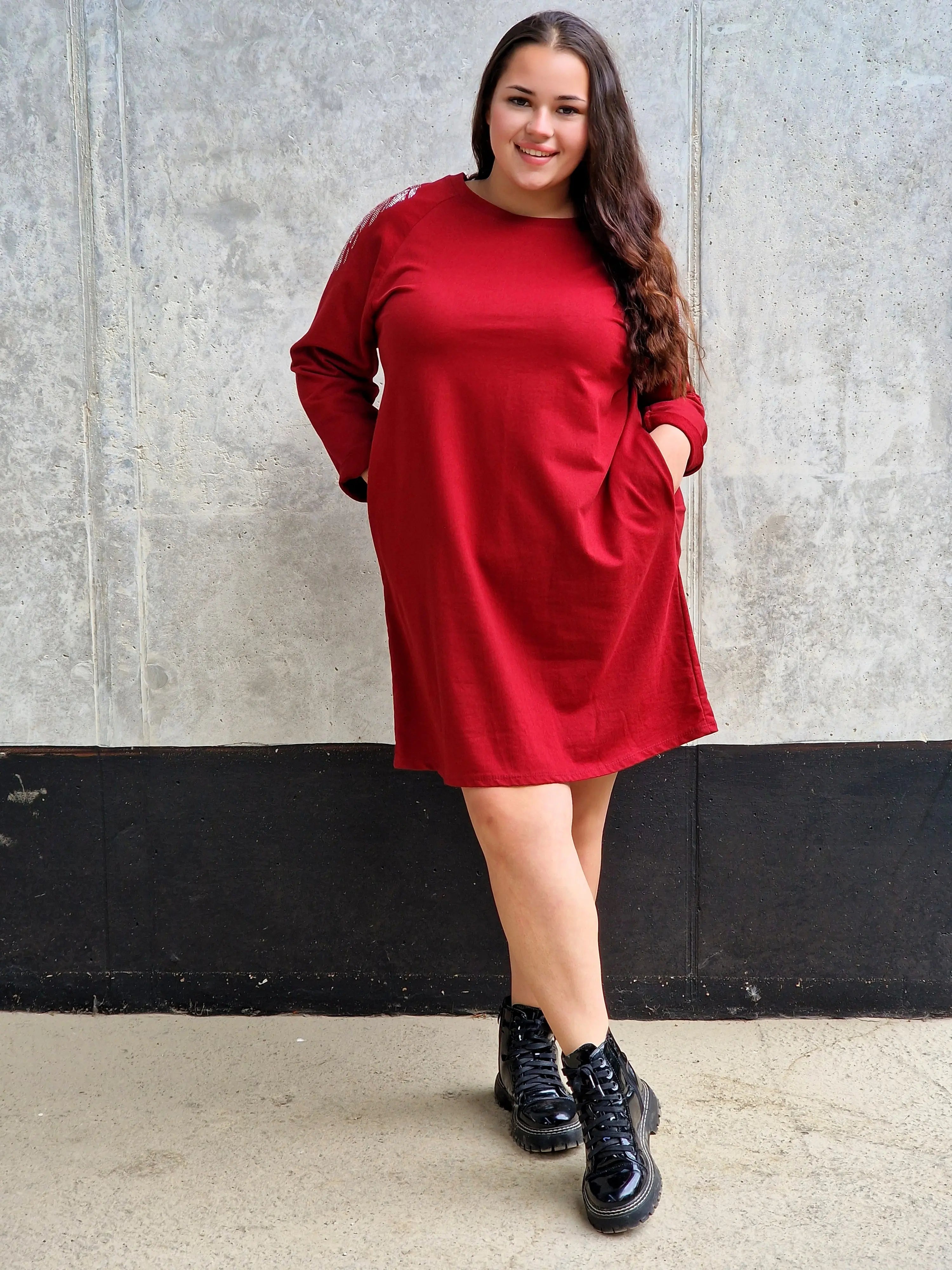 Sukienka plus size z błyszczącymi skrzydłami – modny casualowy styl Stylowa XL