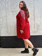 Sukienka plus size z błyszczącymi skrzydłami – modny casualowy styl Stylowa XL