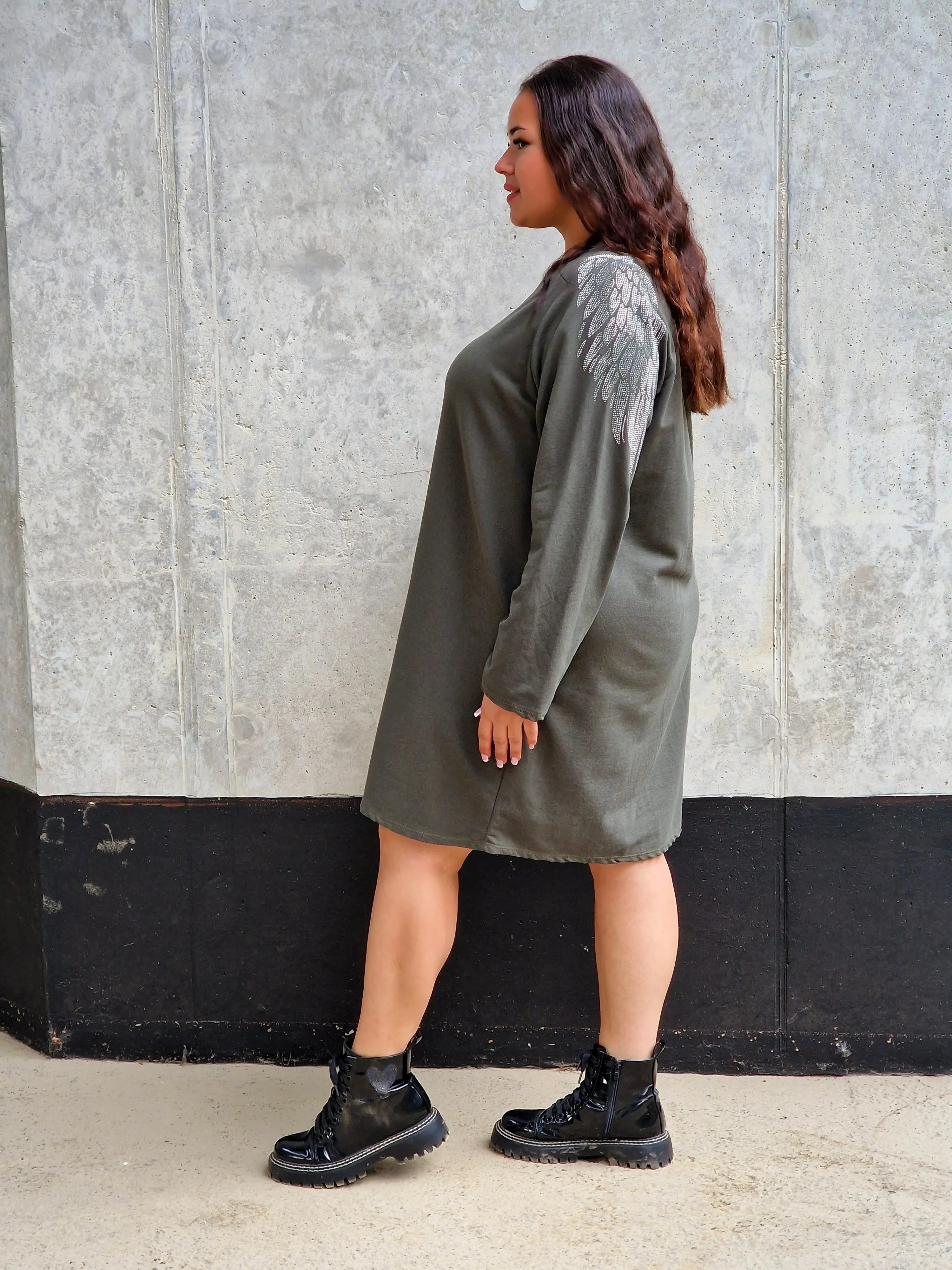 Sukienka plus size z błyszczącymi skrzydłami – modny casualowy styl Stylowa XL