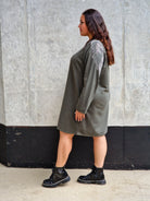 Sukienka plus size z błyszczącymi skrzydłami – modny casualowy styl Stylowa XL