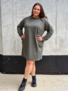 Sukienka plus size z błyszczącymi skrzydłami – modny casualowy styl Stylowa XL