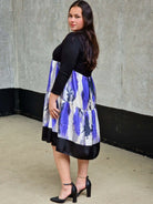 Sukienka plus size z czarną górą i fioletowym printem – elegancja i nowoczesny styl Stylowa XL