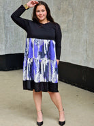 Sukienka plus size z czarną górą i fioletowym printem – elegancja i nowoczesny styl Stylowa XL