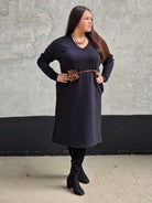Sukienka plus size z dekoltem V – elegancka sukienka XXL na co dzień i na wyjście Stylowa XL