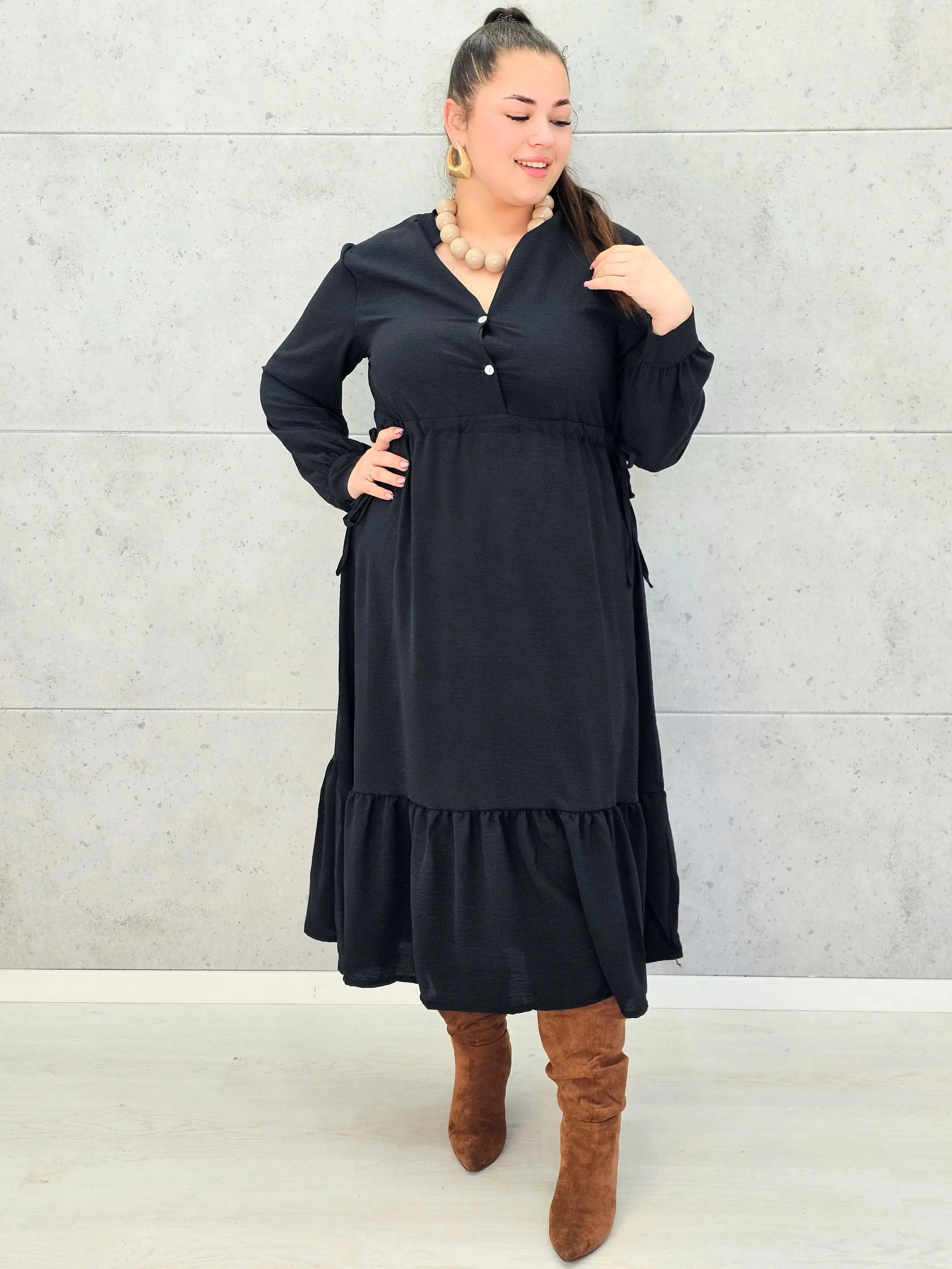 Sukienka plus size z falbaną i długim rękawem – elegancja na co dzień i od święta Stylowa XL