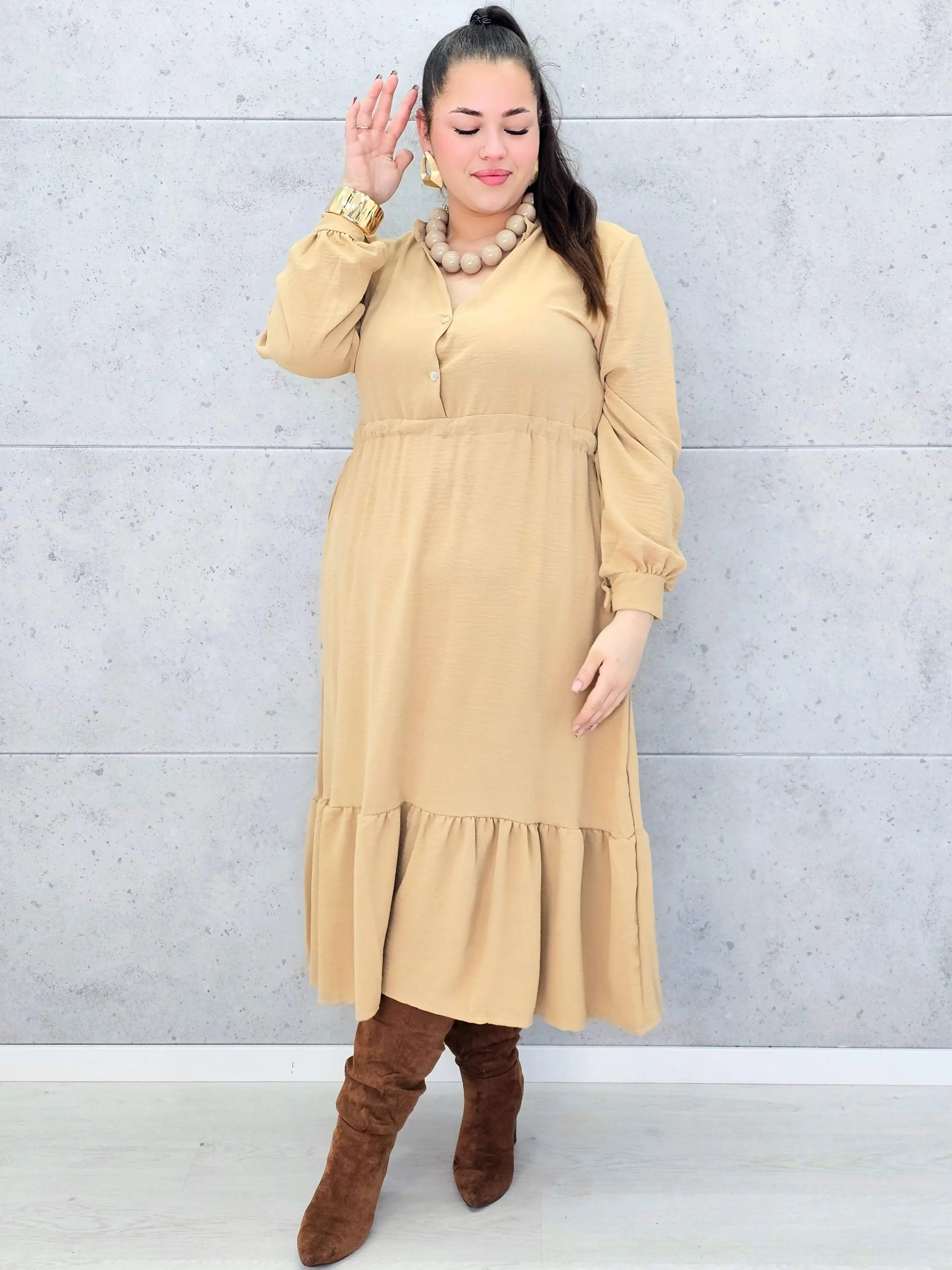 Sukienka plus size z falbaną i długim rękawem – elegancja na co dzień i od święta Stylowa XL