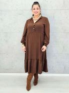 Sukienka plus size z falbaną i długim rękawem – elegancja na co dzień i od święta Stylowa XL