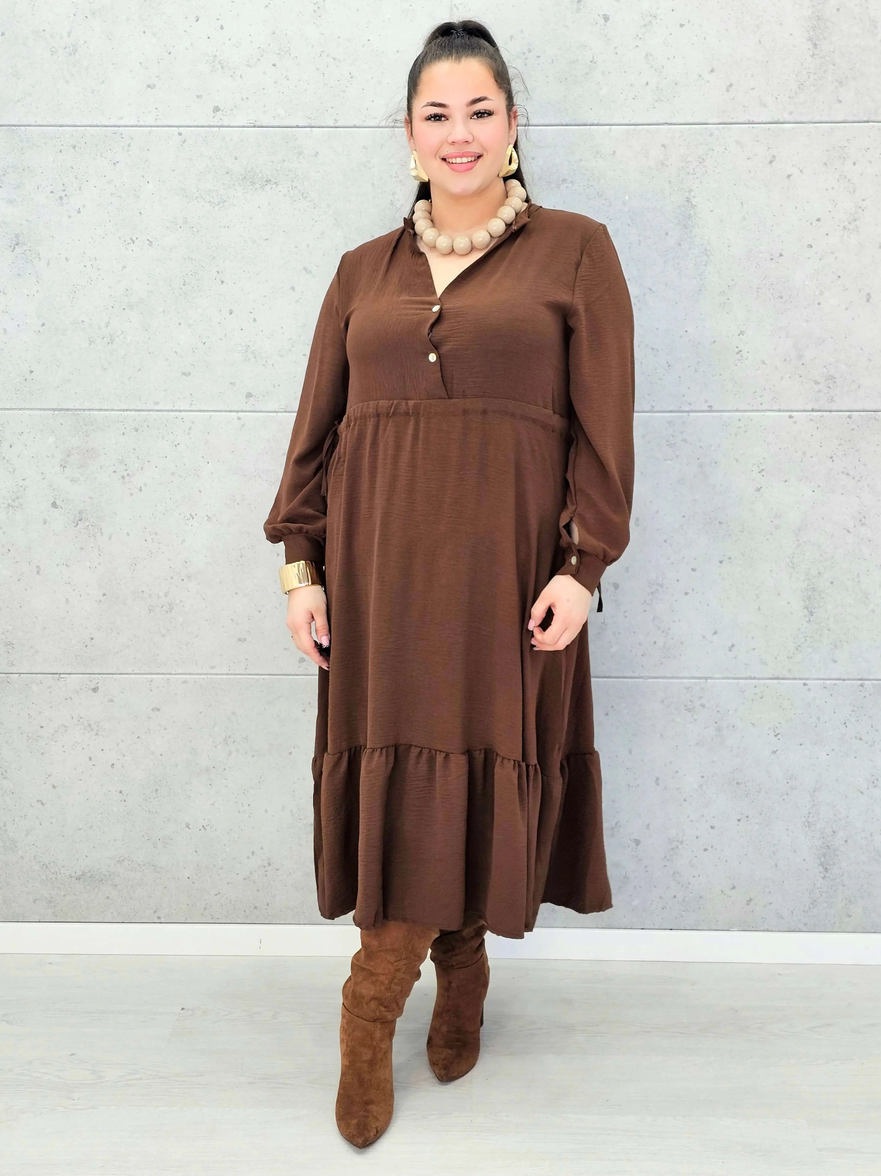 Sukienka plus size z falbaną i długim rękawem – elegancja na co dzień i od święta Stylowa XL