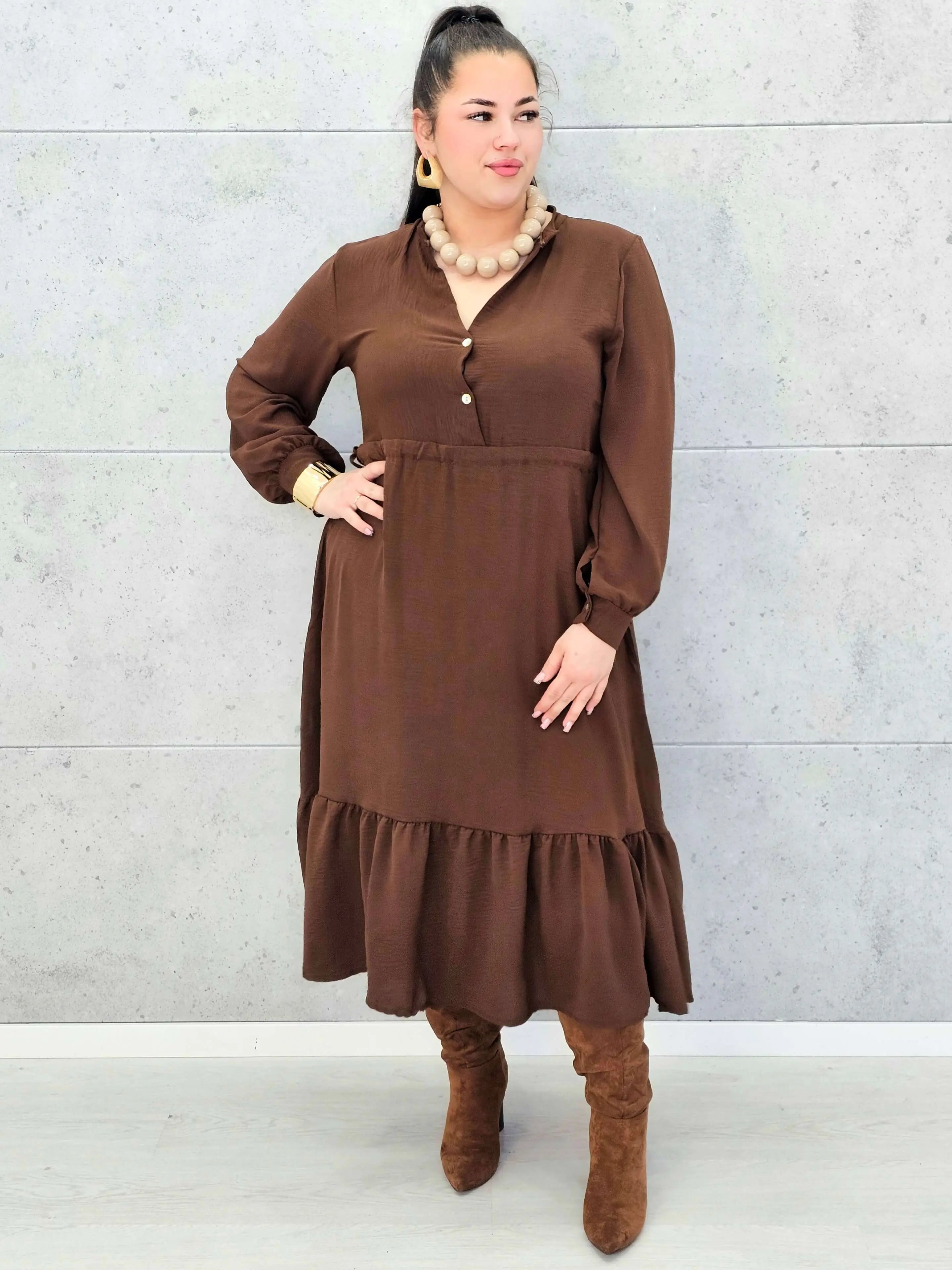 Sukienka plus size z falbaną i długim rękawem – elegancja na co dzień i od święta Stylowa XL