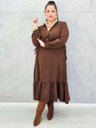 Sukienka plus size z falbaną i długim rękawem – elegancja na co dzień i od święta Stylowa XL