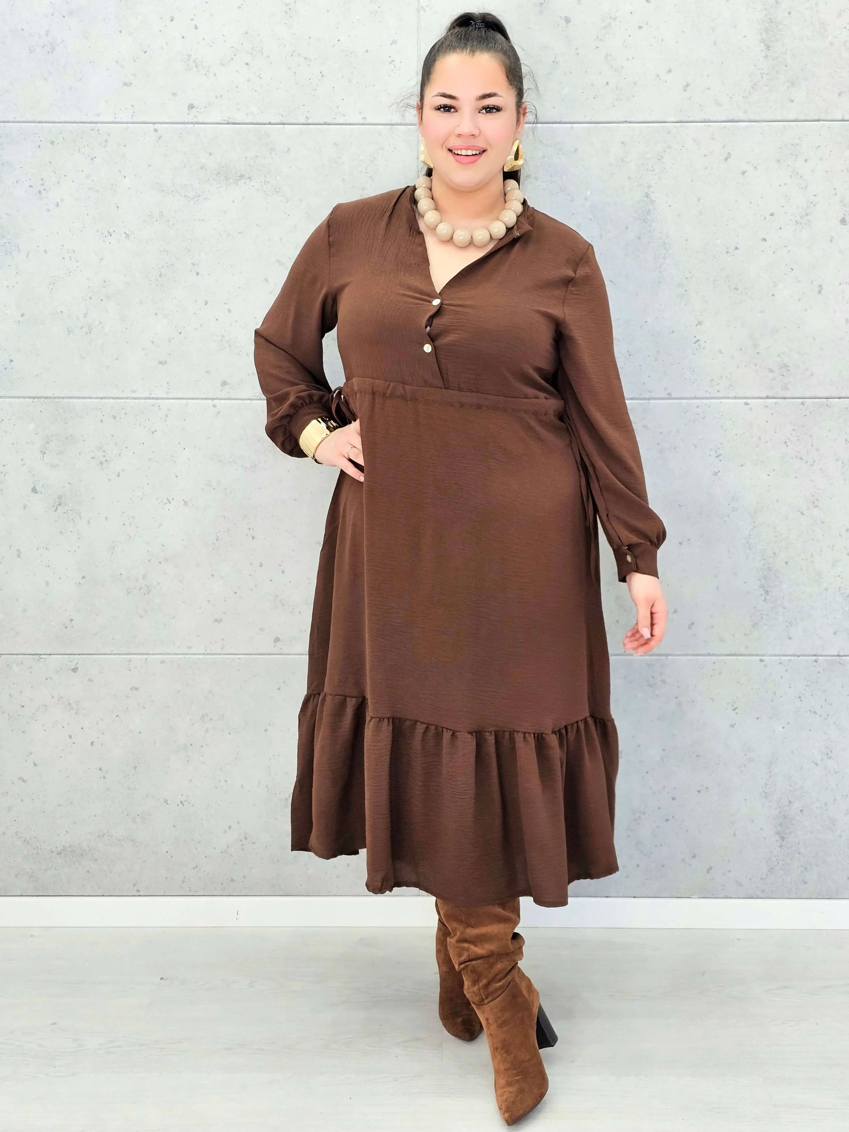 Sukienka plus size z falbaną i długim rękawem – elegancja na co dzień i od święta Stylowa XL