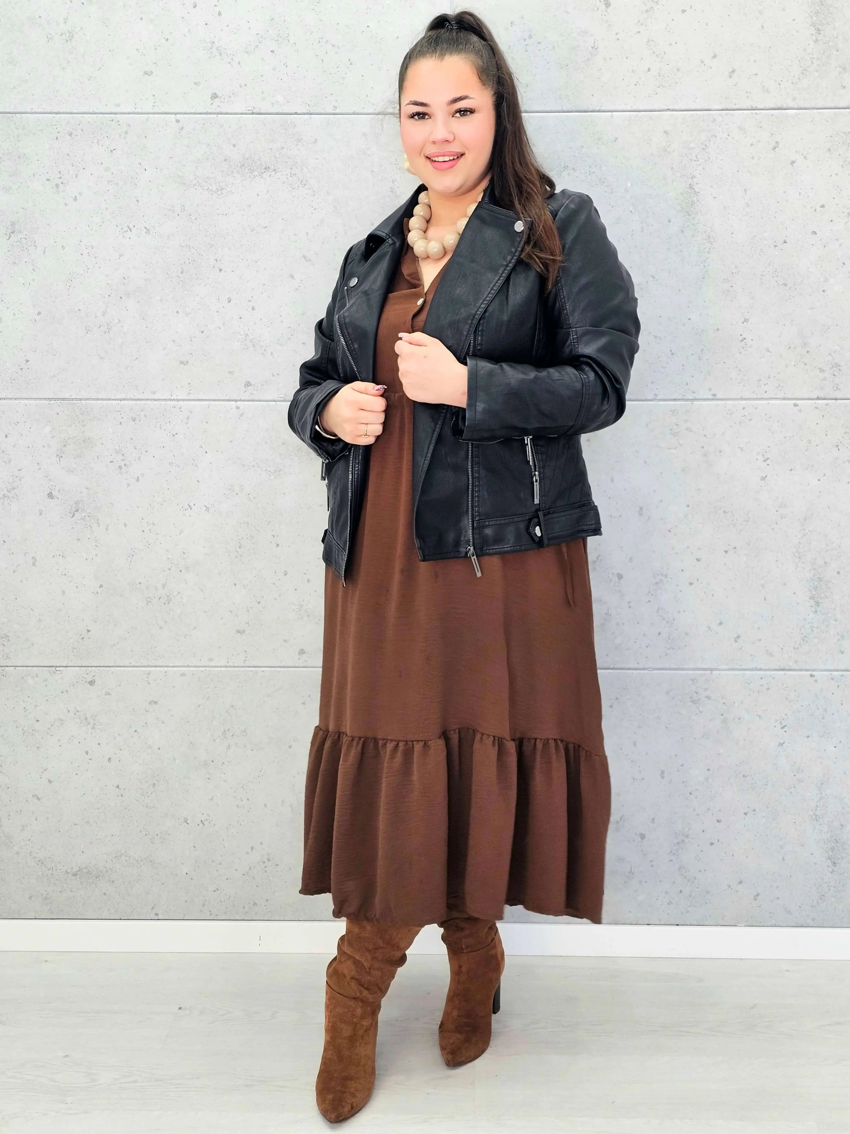 Sukienka plus size z falbaną i długim rękawem – elegancja na co dzień i od święta Stylowa XL