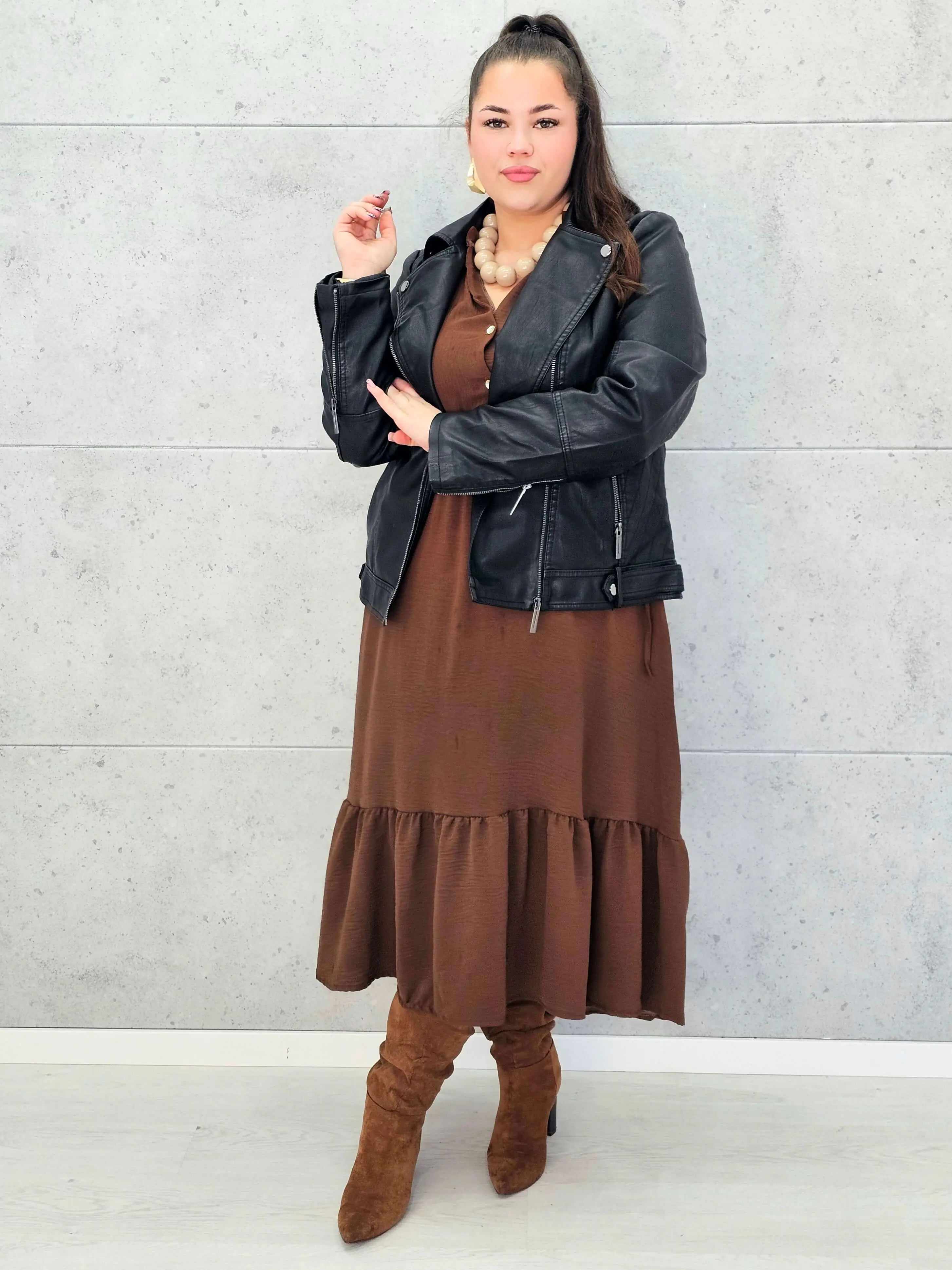 Sukienka plus size z falbaną i długim rękawem – elegancja na co dzień i od święta Stylowa XL