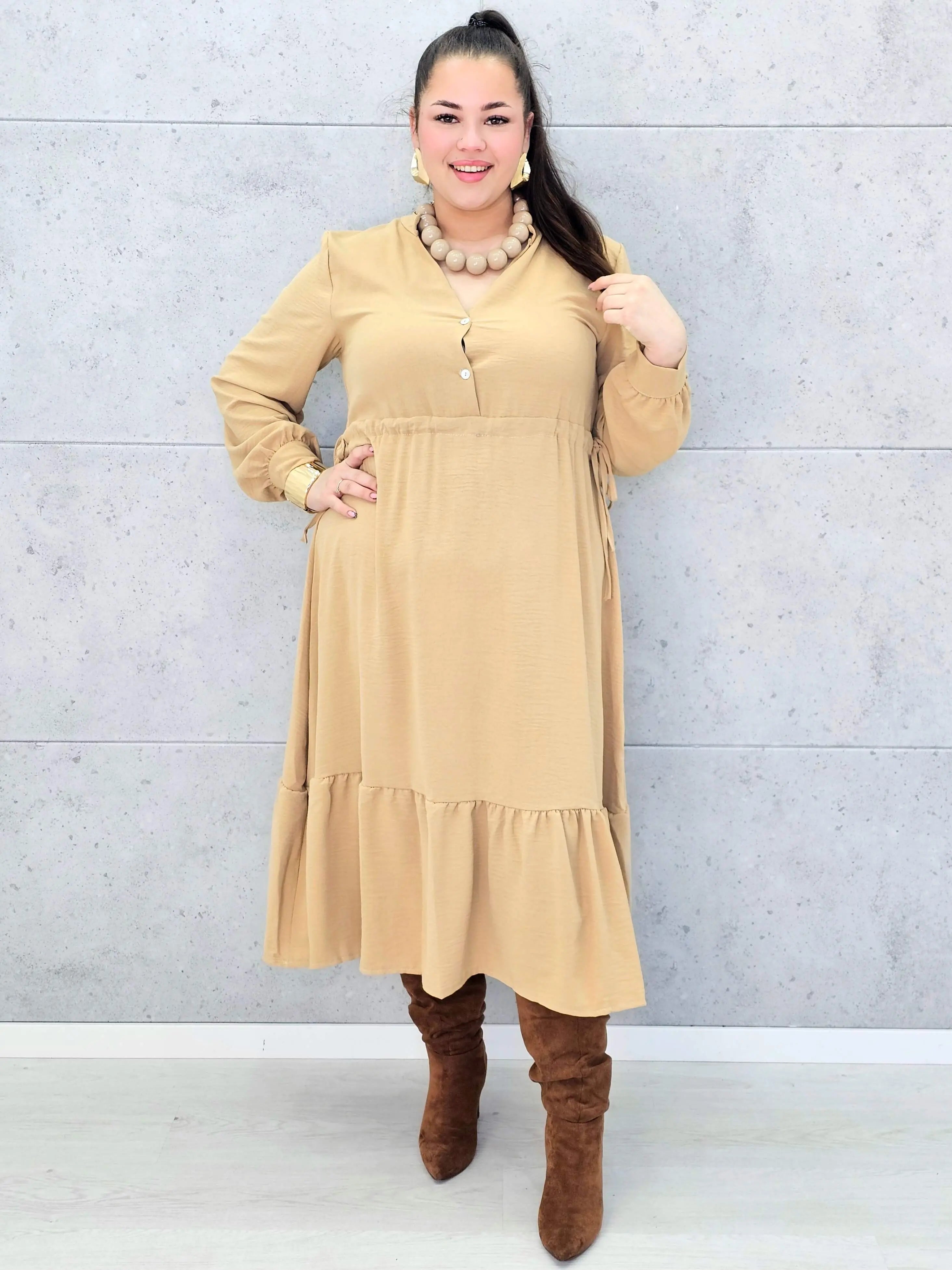 Sukienka plus size z falbaną i długim rękawem – elegancja na co dzień i od święta Stylowa XL