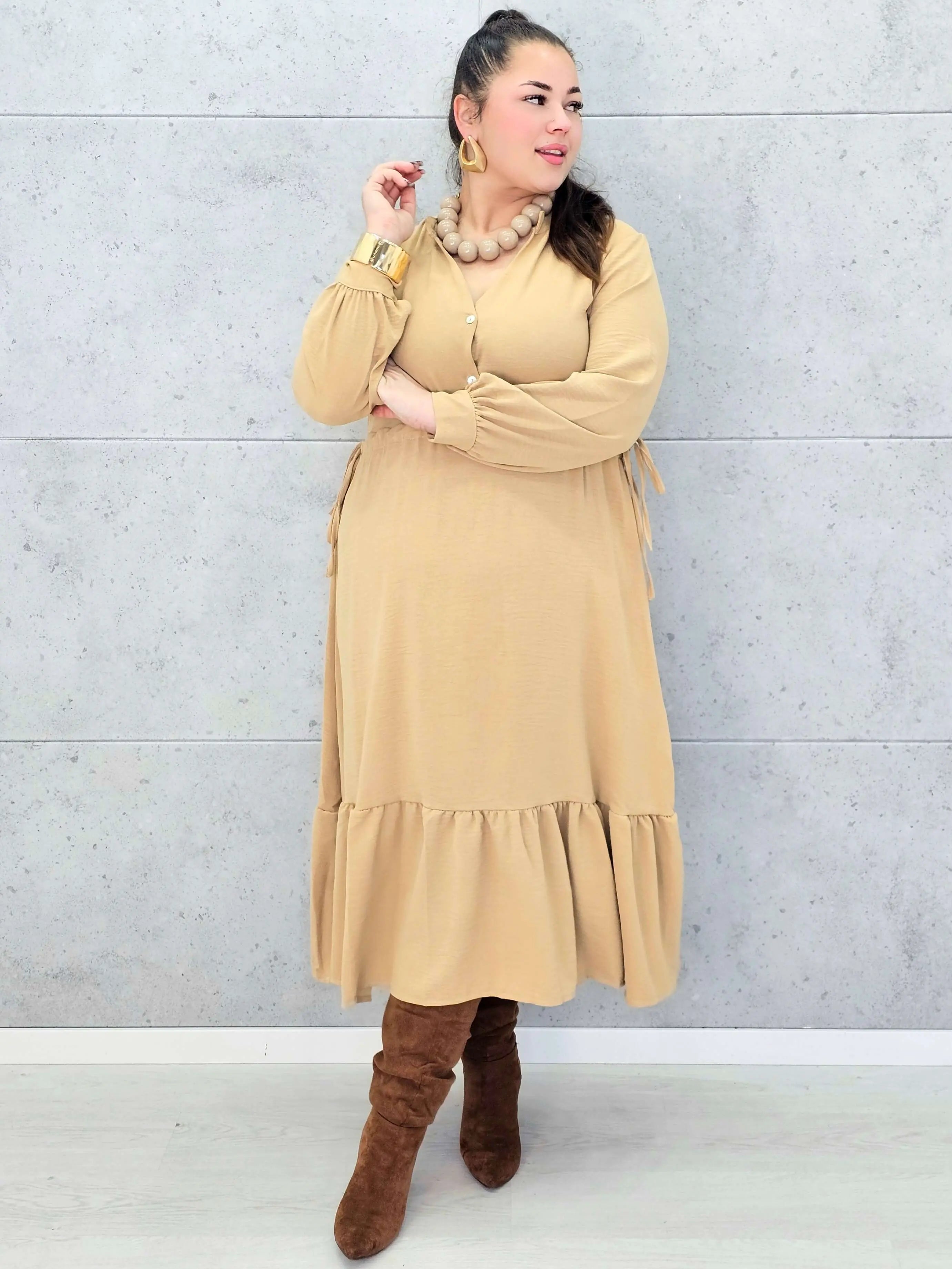 Sukienka plus size z falbaną i długim rękawem – elegancja na co dzień i od święta Stylowa XL
