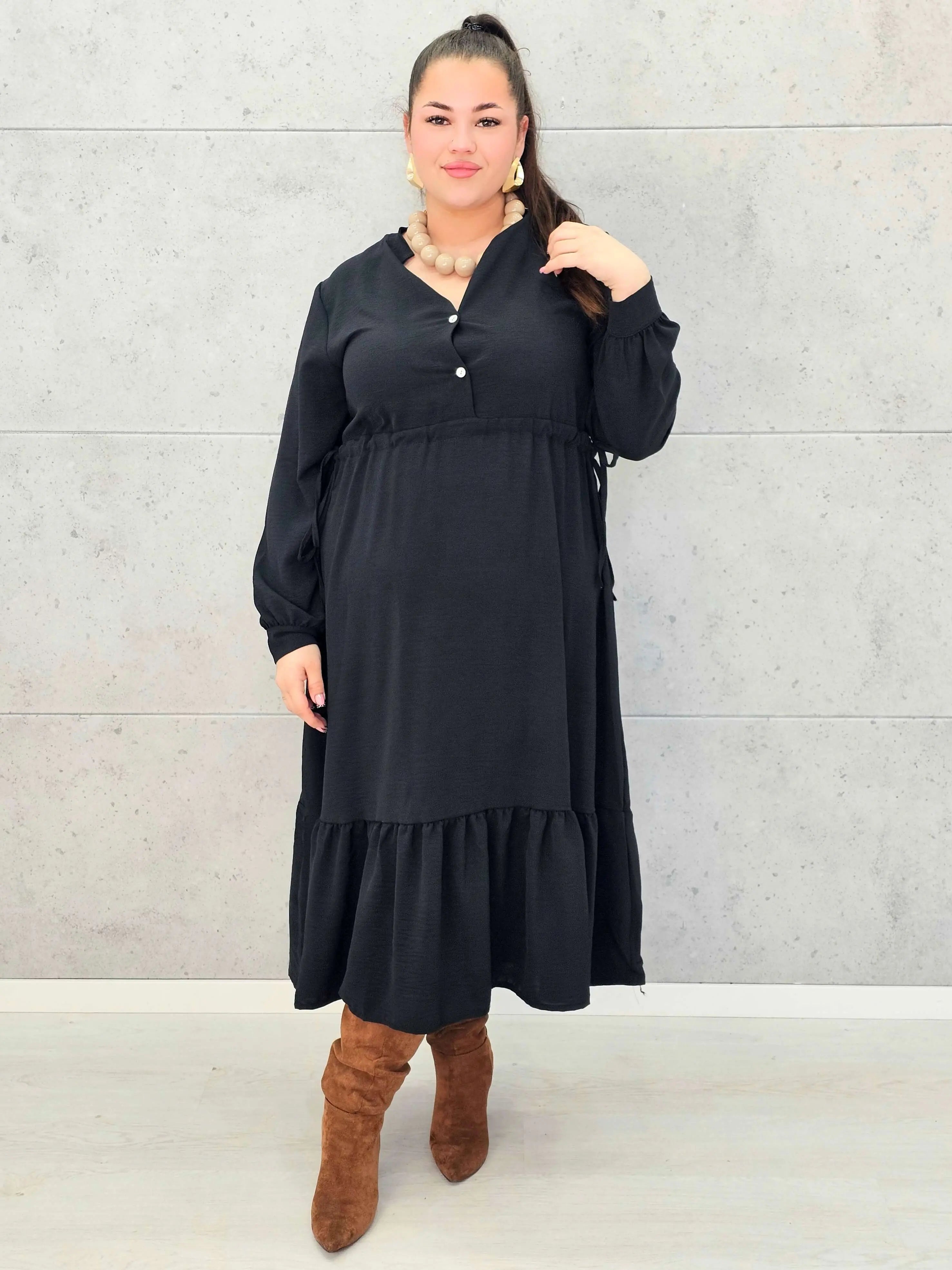 Sukienka plus size z falbaną i długim rękawem – elegancja na co dzień i od święta Stylowa XL