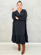 Sukienka plus size z falbaną i długim rękawem – elegancja na co dzień i od święta Stylowa XL