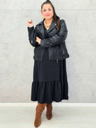 Sukienka plus size z falbaną i długim rękawem – elegancja na co dzień i od święta Stylowa XL