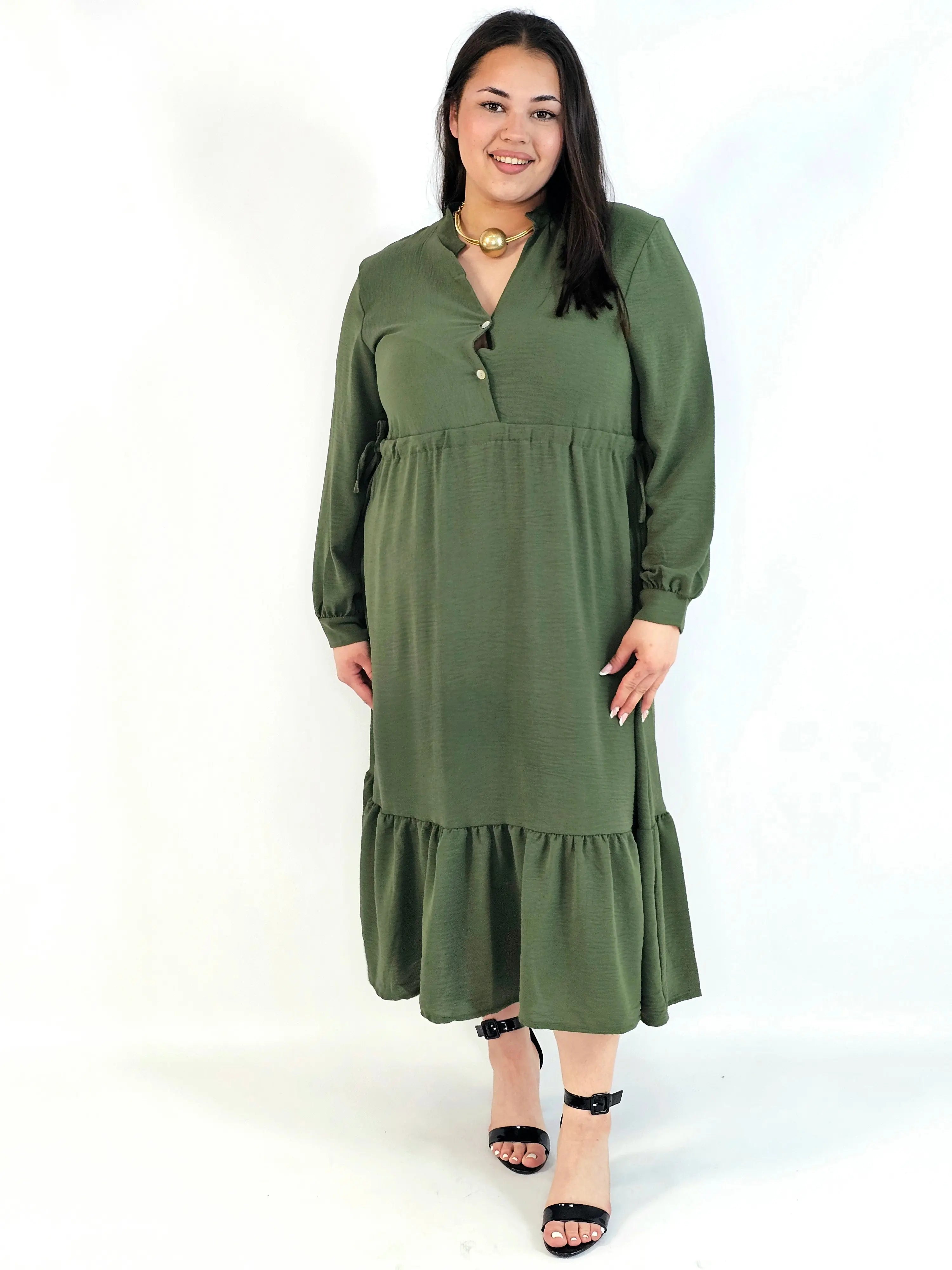Sukienka plus size z falbaną i długim rękawem – elegancja na co dzień i od święta Stylowa XL