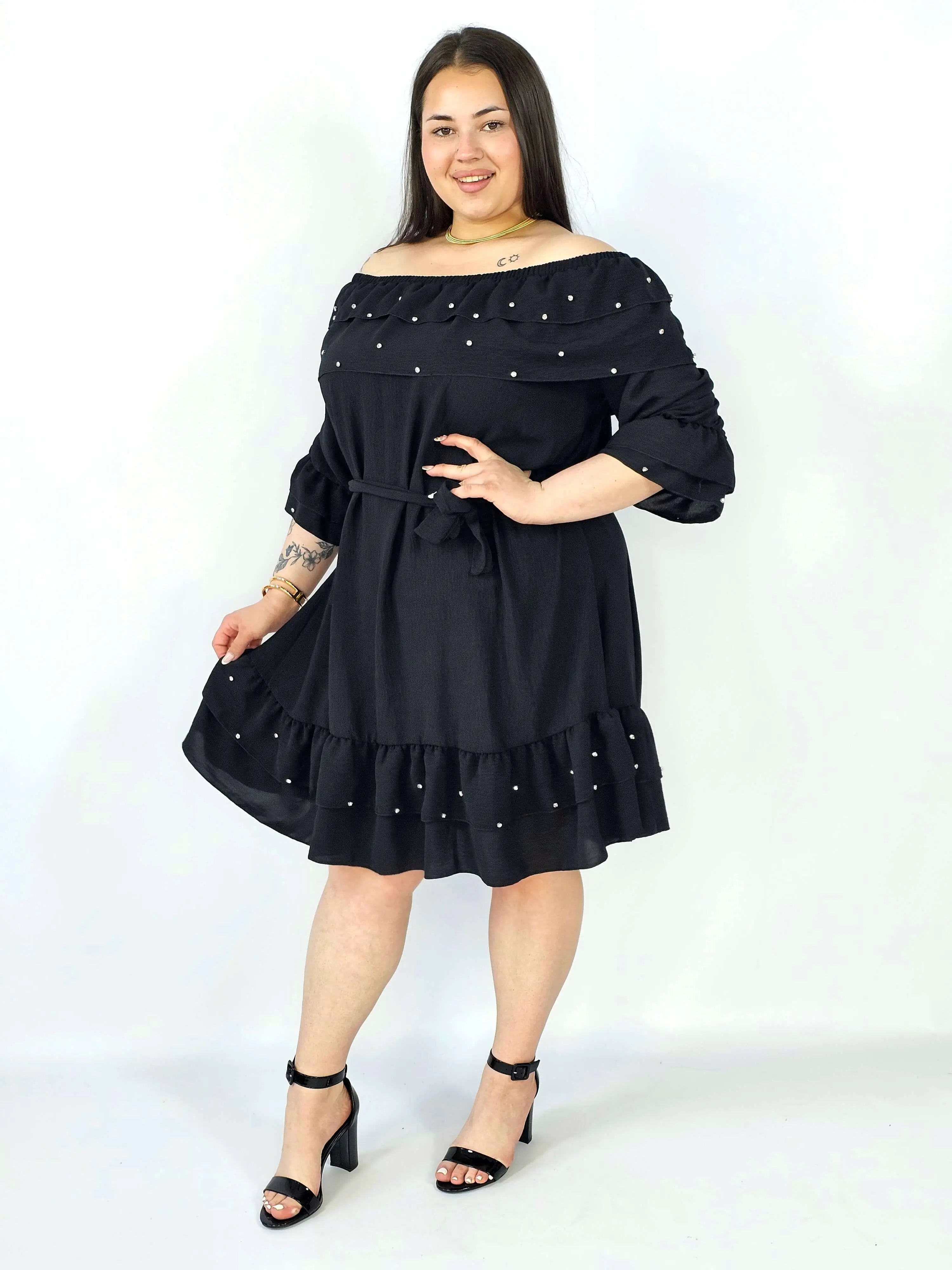 Sukienka plus size z falbaną i wiązaniem – elegancka i kobieca stylizacja Stylowa XL