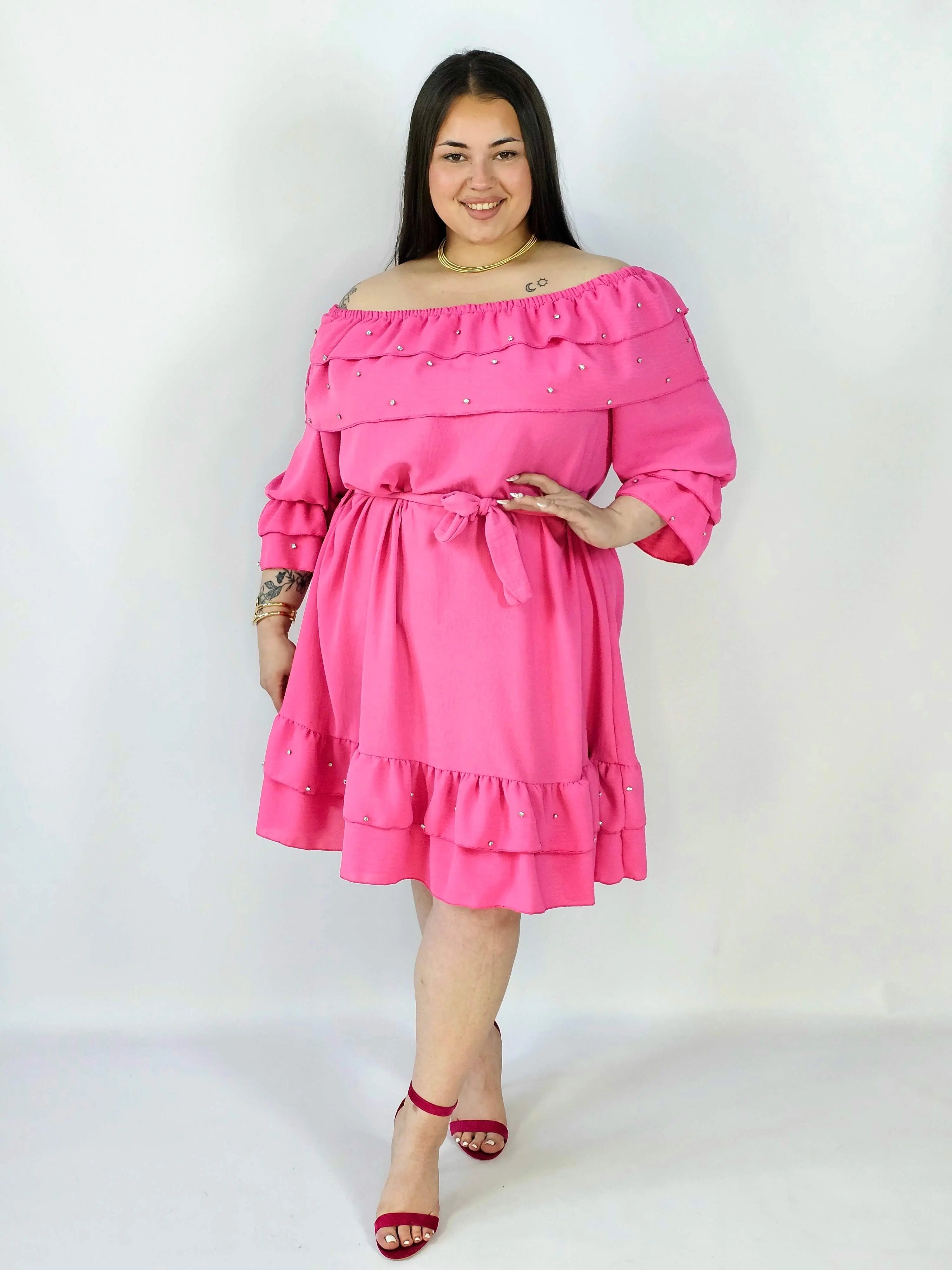 Sukienka plus size z falbaną i wiązaniem – elegancka i kobieca stylizacja Stylowa XL