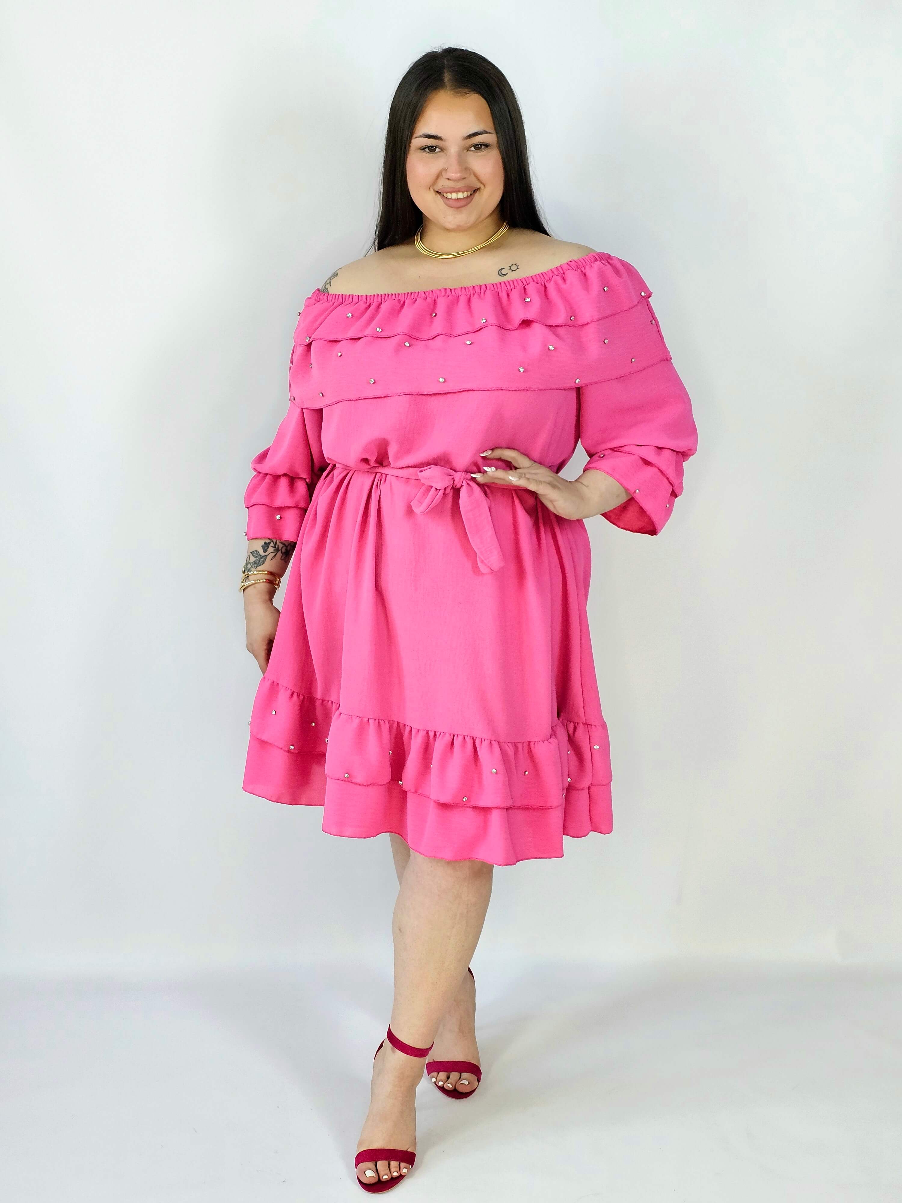 Sukienka plus size z falbaną i wiązaniem – elegancka i kobieca stylizacja Stylowa XL