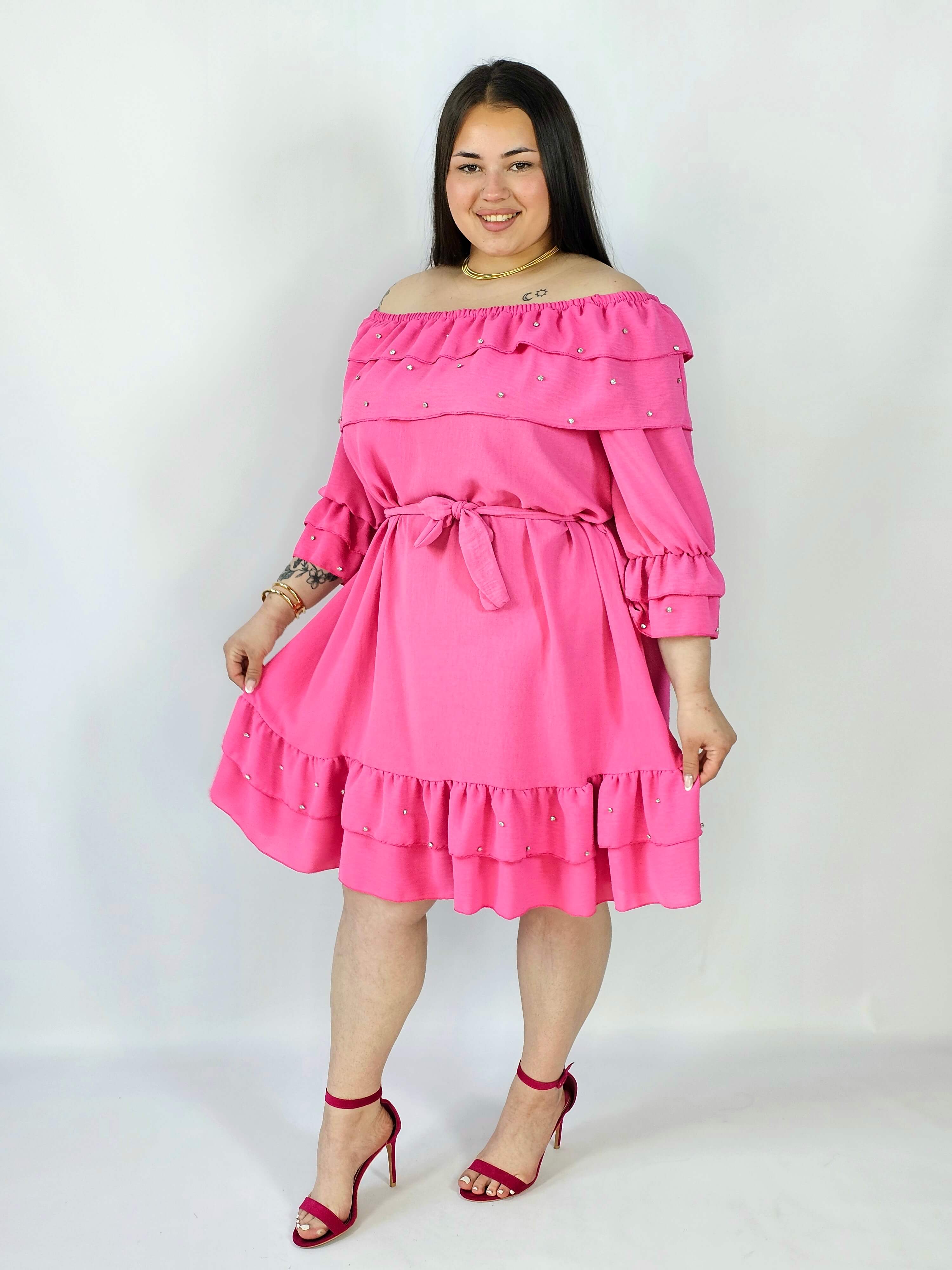 Sukienka plus size z falbaną i wiązaniem – elegancka i kobieca stylizacja Stylowa XL