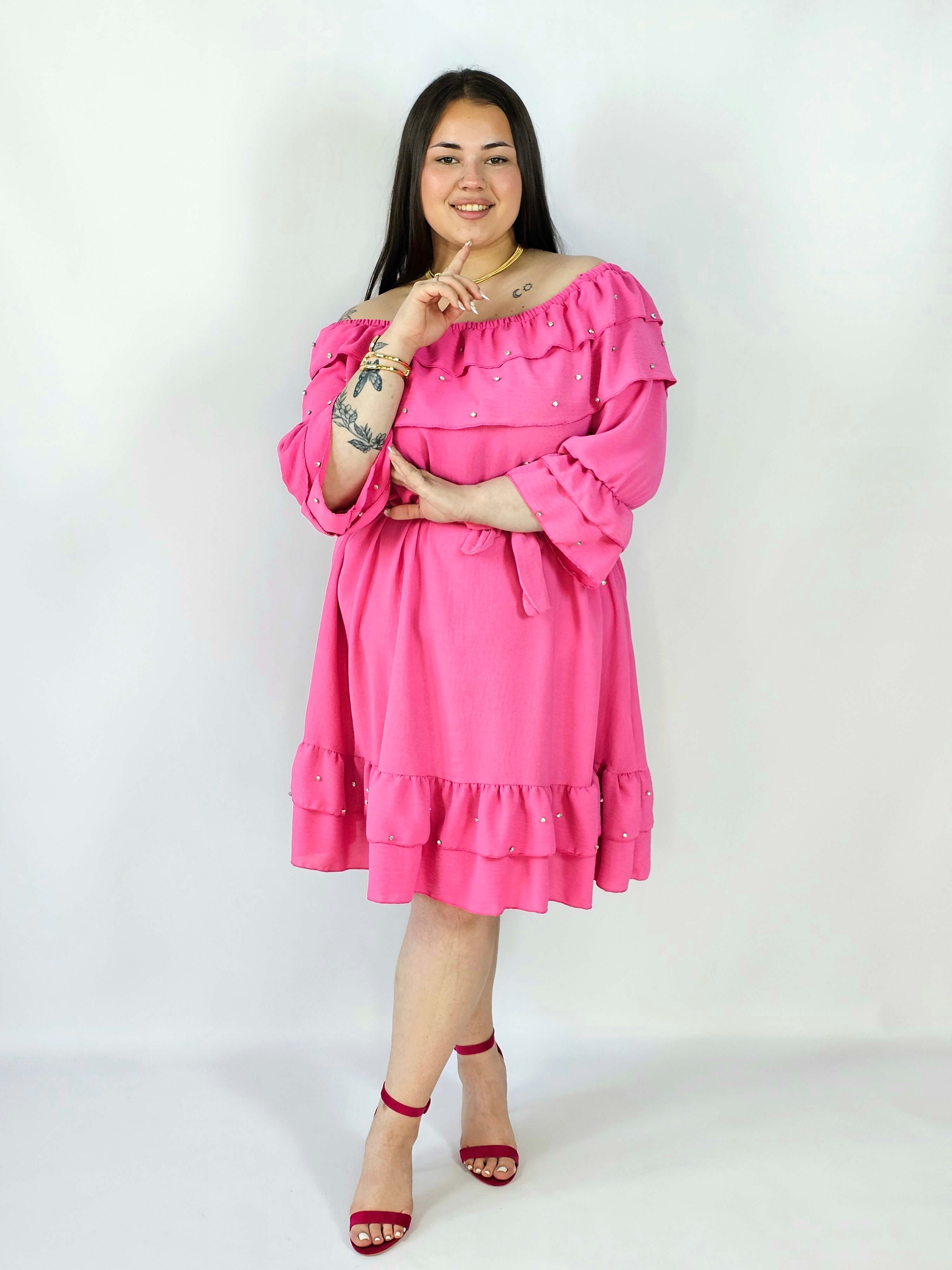 Sukienka plus size z falbaną i wiązaniem – elegancka i kobieca stylizacja Stylowa XL