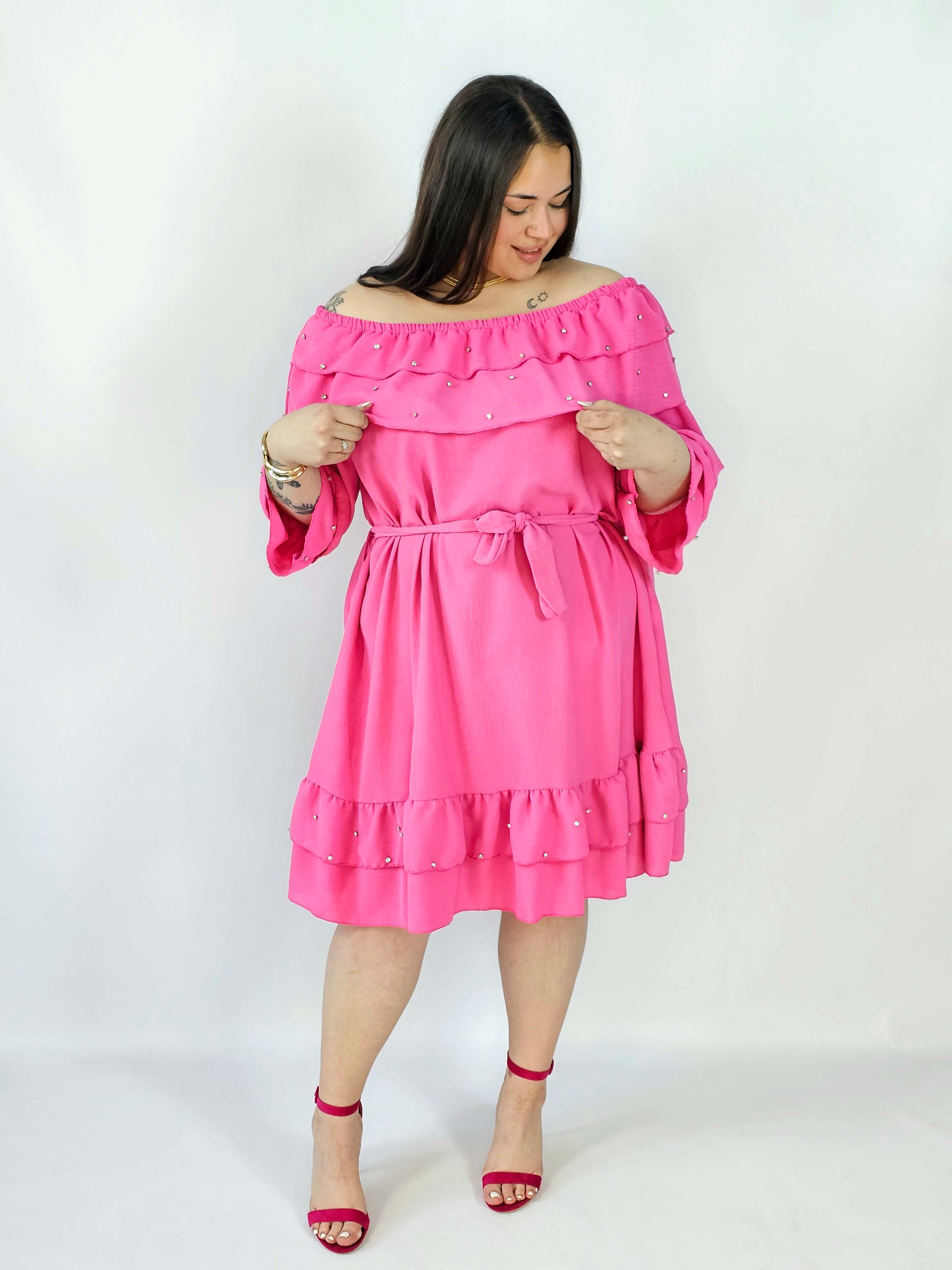 Sukienka plus size z falbaną i wiązaniem – elegancka i kobieca stylizacja Stylowa XL