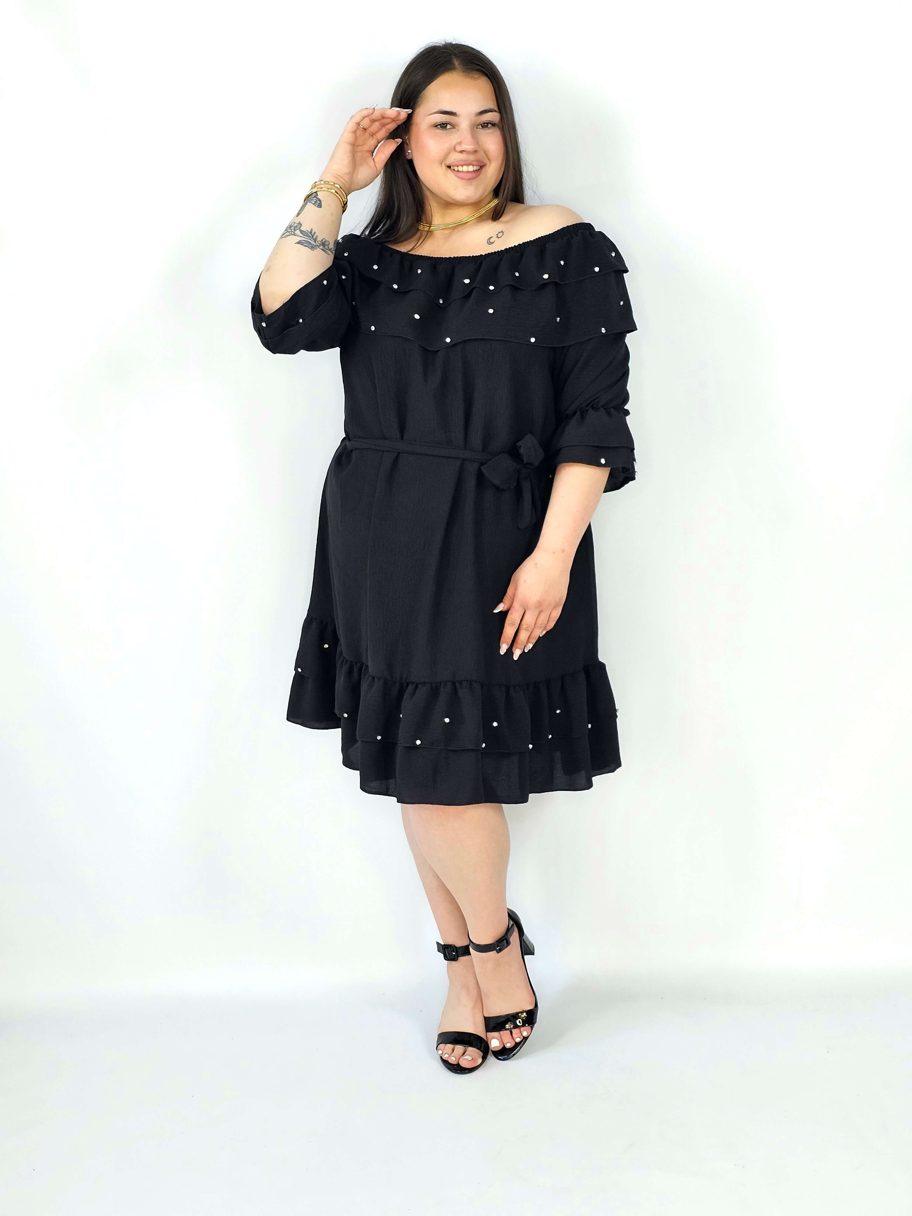 Sukienka plus size z falbaną i wiązaniem – elegancka i kobieca stylizacja Stylowa XL