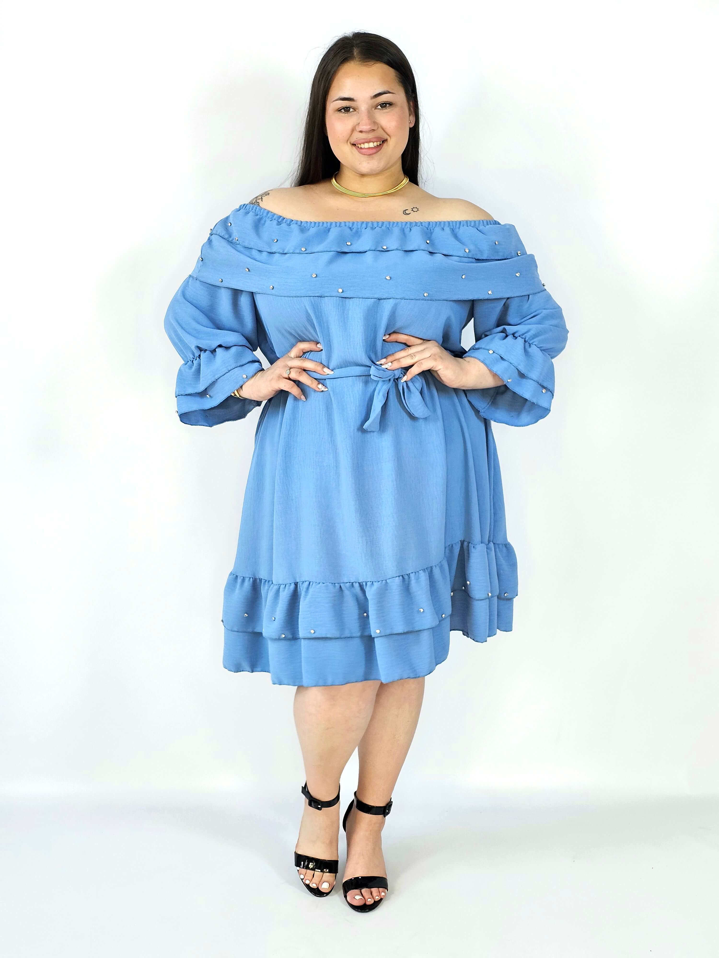 Sukienka plus size z falbaną i wiązaniem – elegancka i kobieca stylizacja Stylowa XL