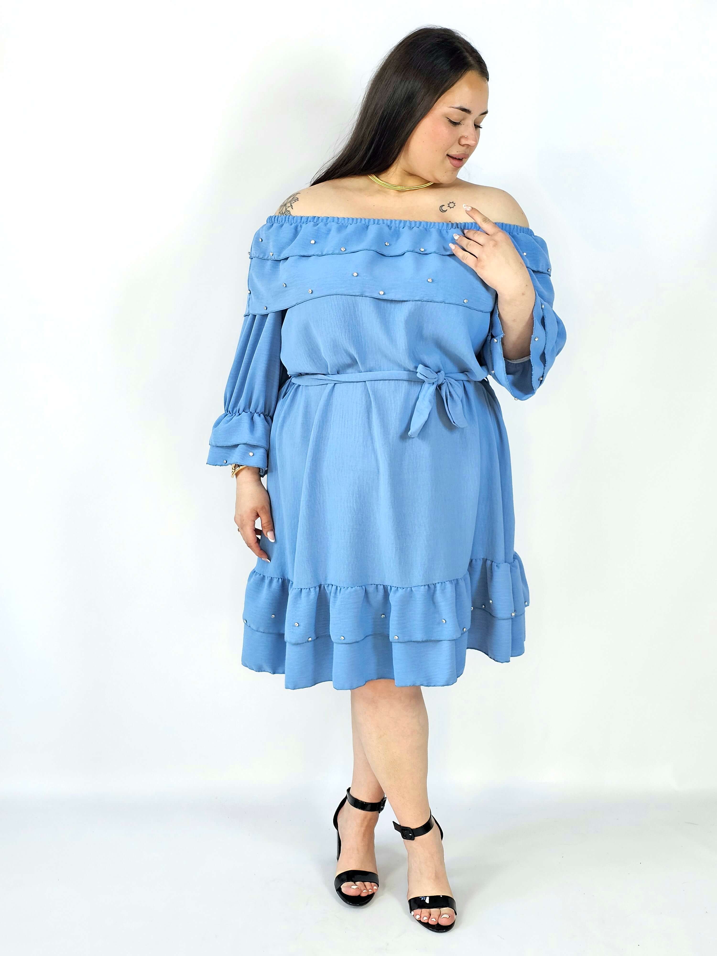 Sukienka plus size z falbaną i wiązaniem – elegancka i kobieca stylizacja Stylowa XL
