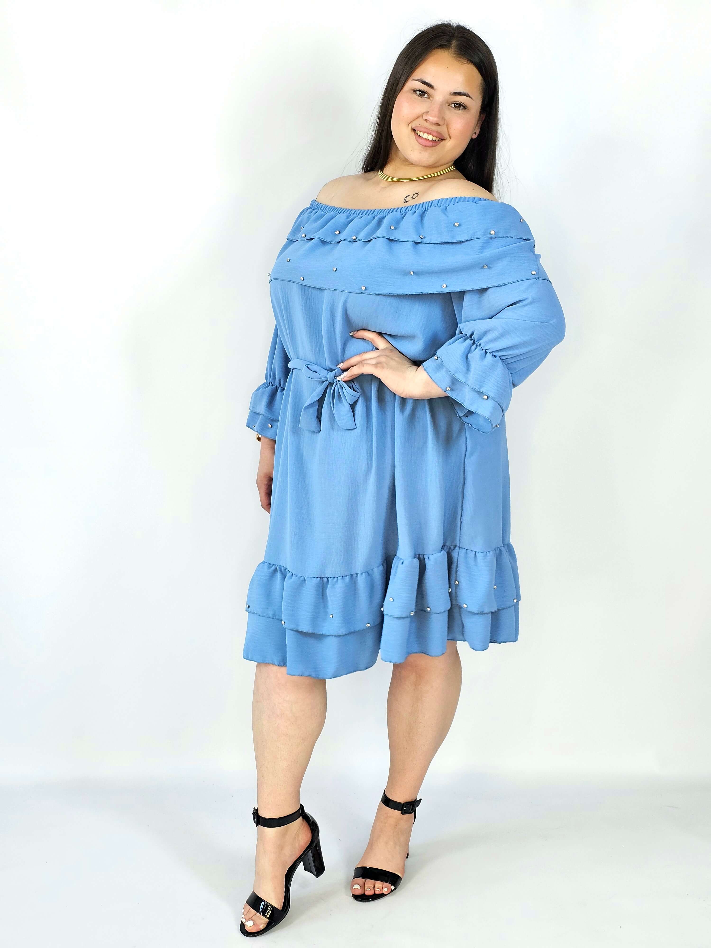 Sukienka plus size z falbaną i wiązaniem – elegancka i kobieca stylizacja Stylowa XL