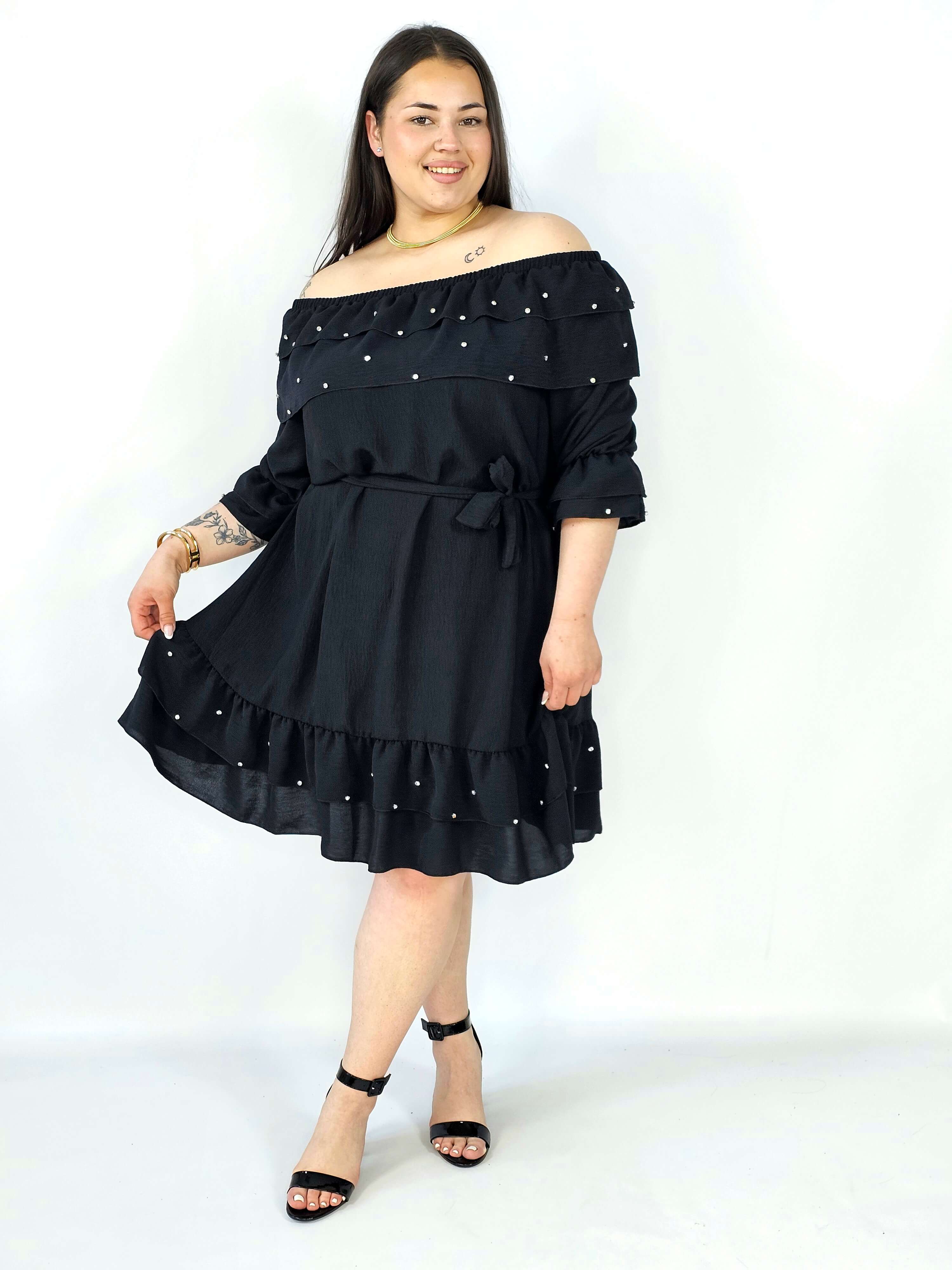 Sukienka plus size z falbaną i wiązaniem – elegancka i kobieca stylizacja Stylowa XL