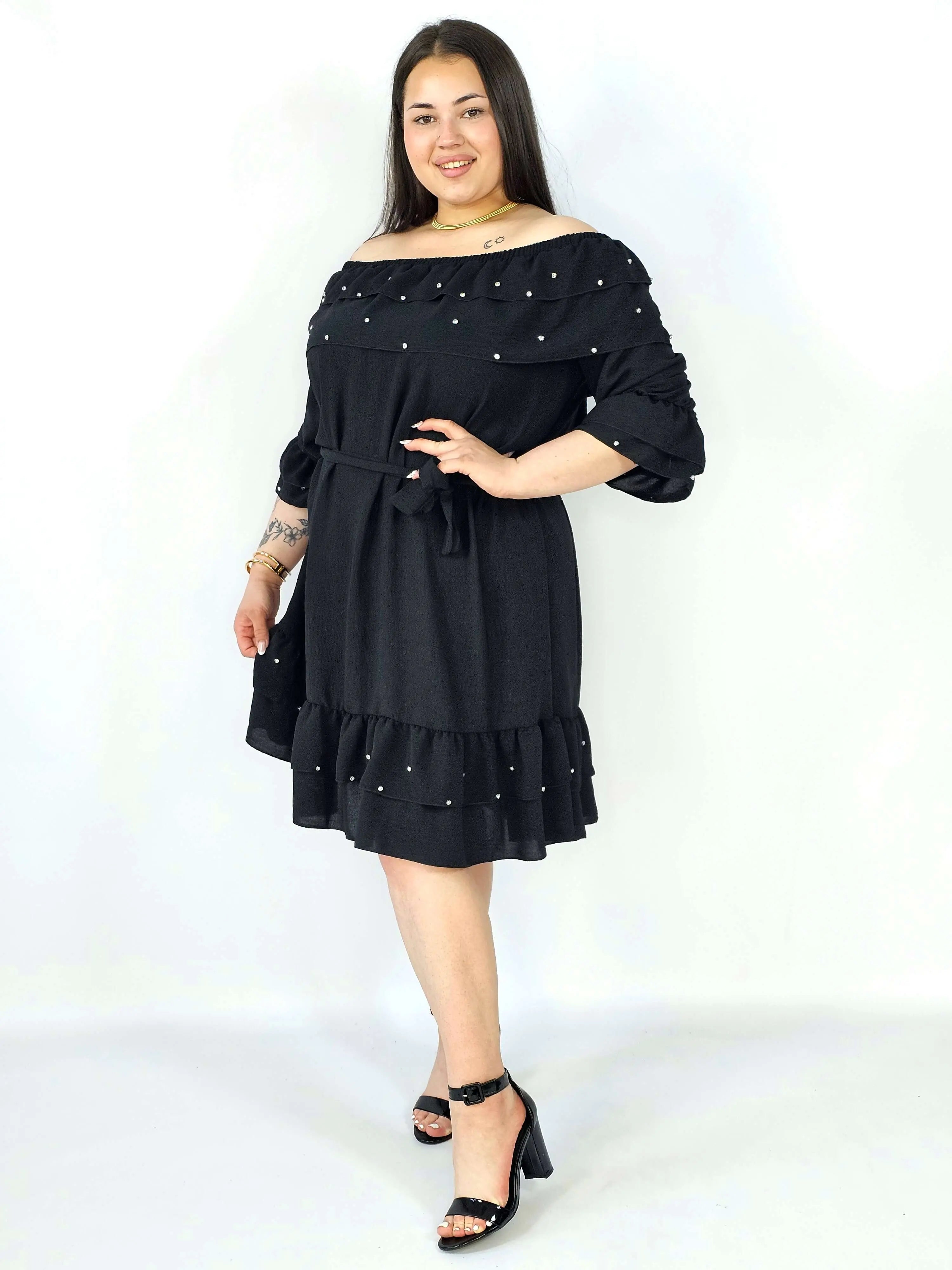 Sukienka plus size z falbaną i wiązaniem – elegancka i kobieca stylizacja Stylowa XL
