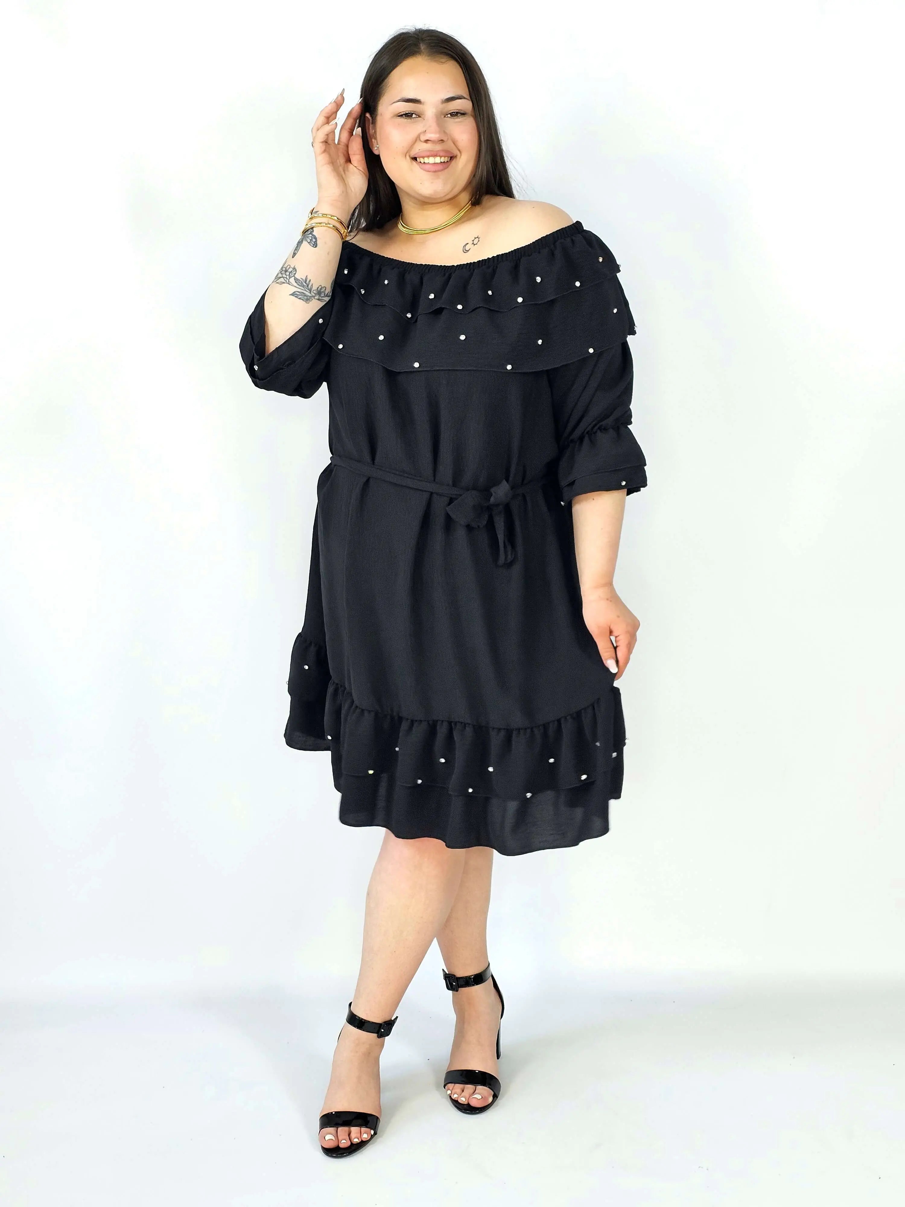 Sukienka plus size z falbaną i wiązaniem – elegancka i kobieca stylizacja Stylowa XL