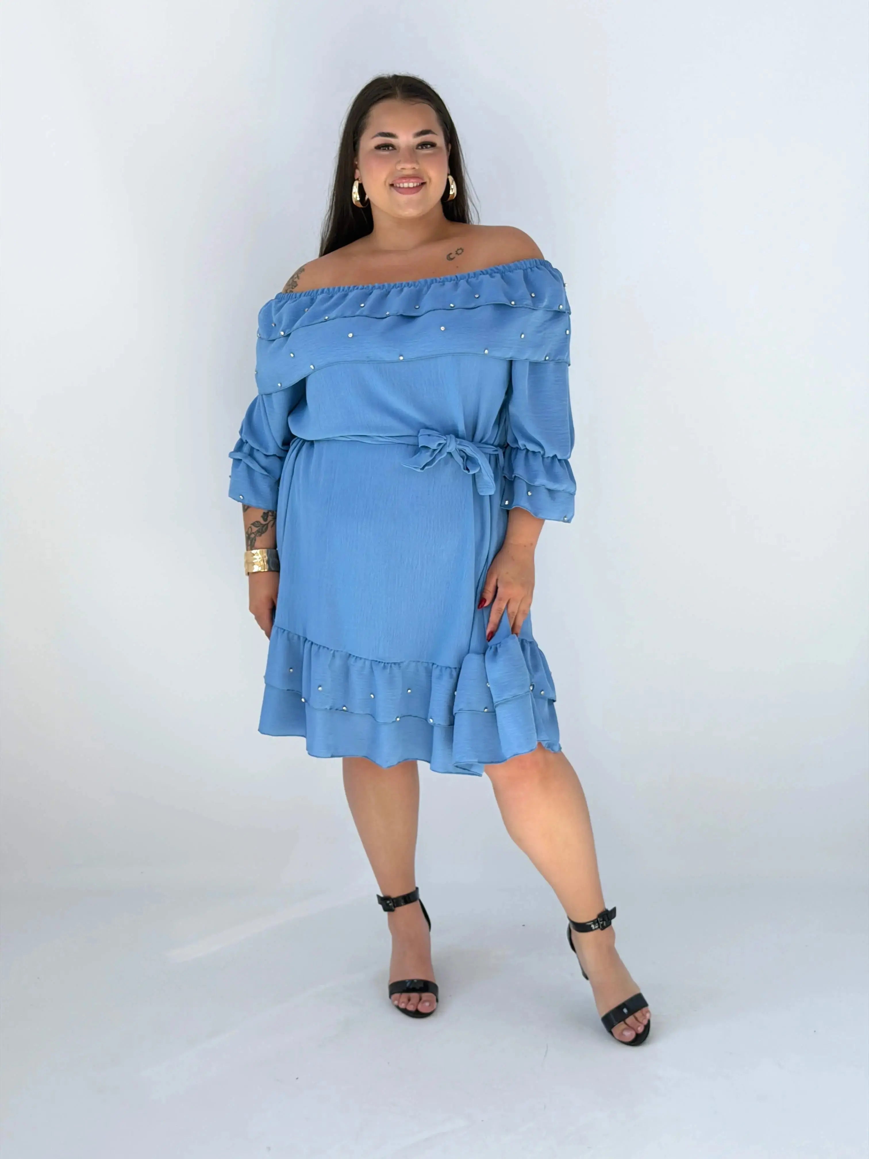 Sukienka plus size z falbaną i wiązaniem – elegancka i kobieca stylizacja Stylowa XL