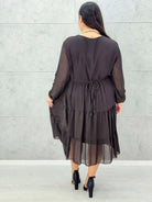 Sukienka plus size z falbanami – czekoladowa, bordowa i czarna Stylowa XL - Stylowa XL