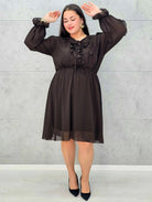 Sukienka plus size z falbanami – czekoladowa, bordowa i czarna Stylowa XL - Stylowa XL